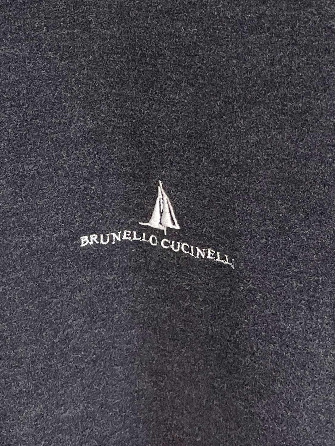 Brunello Cucinelli、2025新品长袖卫衣，帅气时尚，胸前精致刺绣图案字母logo，简约