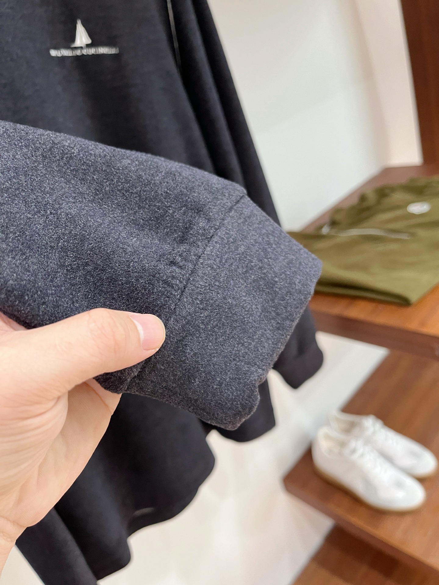 Brunello Cucinelli、2025新品长袖卫衣，帅气时尚，胸前精致刺绣图案字母logo，简约