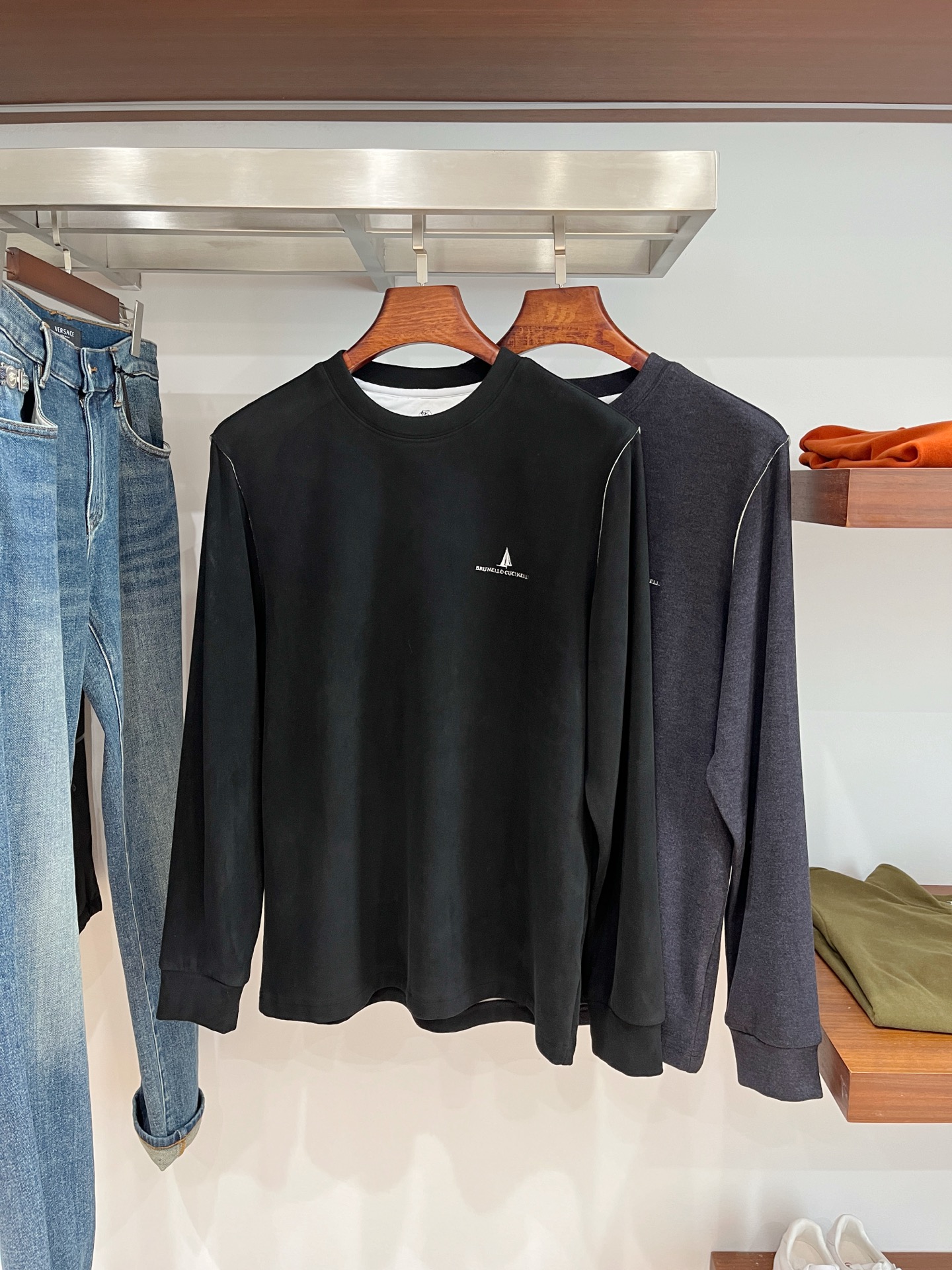 Brunello Cucinelli、2025新品长袖卫衣，帅气时尚，胸前精致刺绣图案字母logo，简约