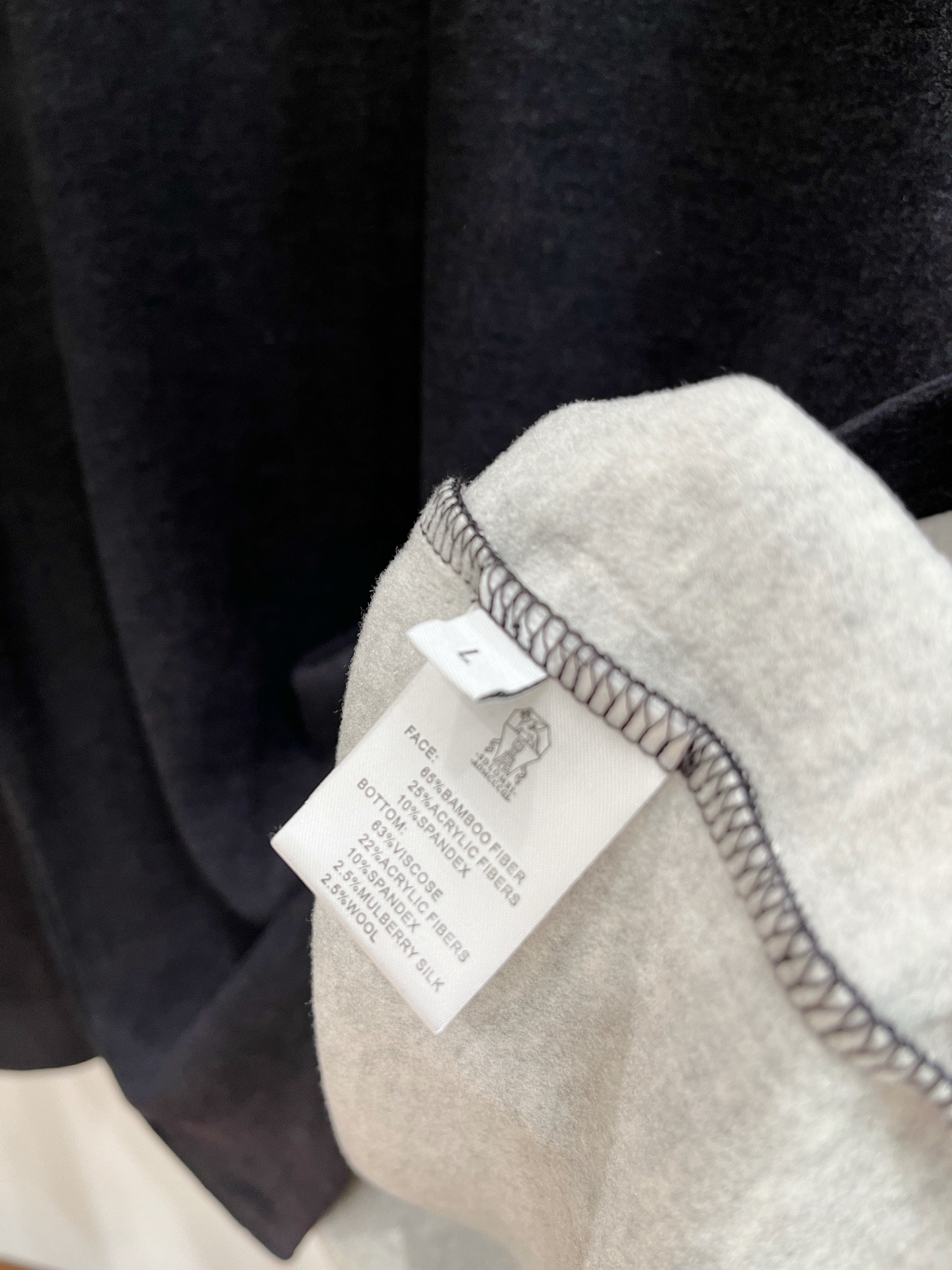 Brunello Cucinelli、2025新品长袖卫衣，帅气时尚，胸前精致刺绣图案字母logo，简约