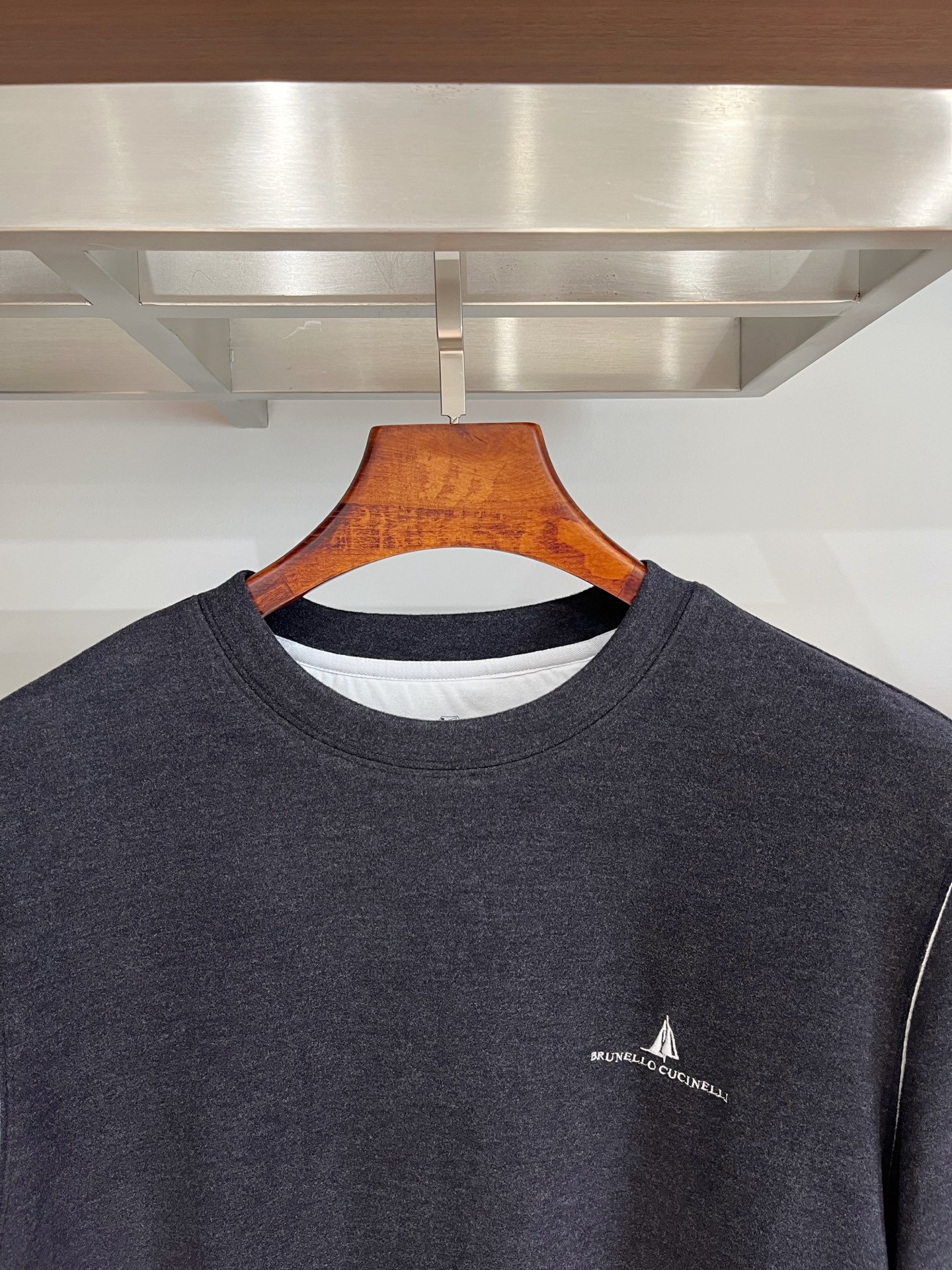 Brunello Cucinelli、2025新品长袖卫衣，帅气时尚，胸前精致刺绣图案字母logo，简约