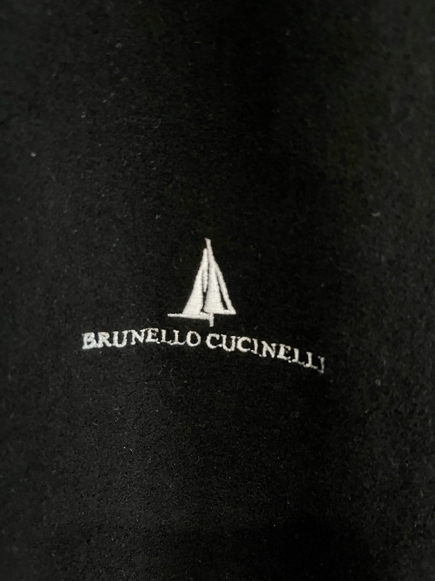 Brunello Cucinelli、2025新品长袖卫衣，帅气时尚，胸前精致刺绣图案字母logo，简约