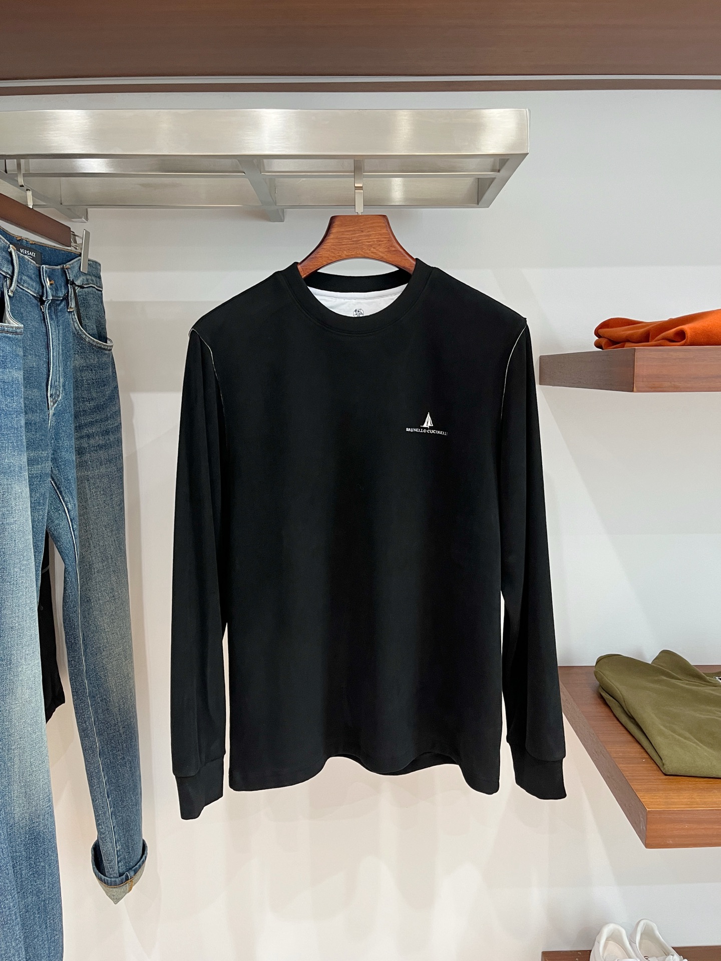 Brunello Cucinelli、2025新品长袖卫衣，帅气时尚，胸前精致刺绣图案字母logo，简约