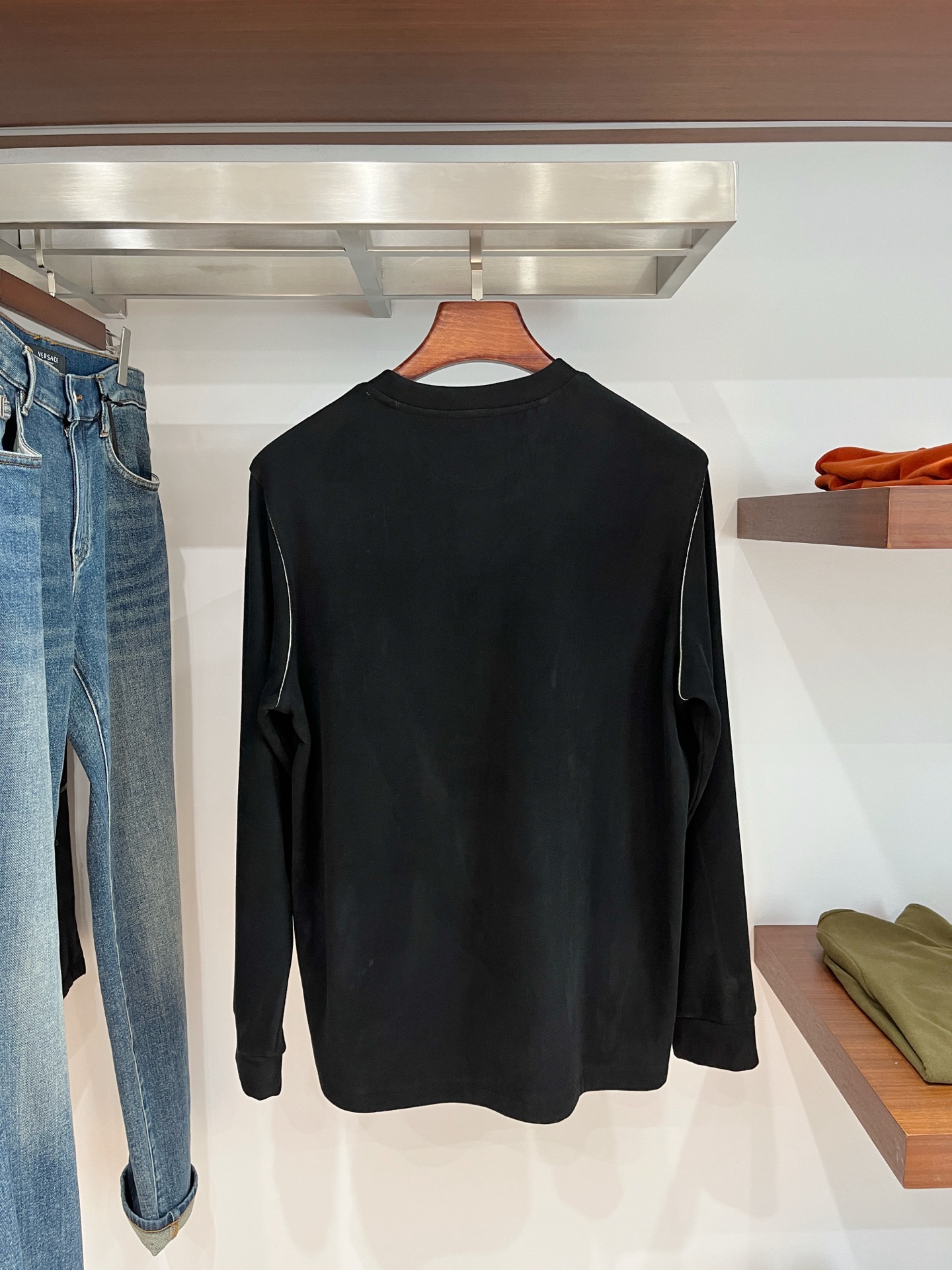 Brunello Cucinelli、2025新品长袖卫衣，帅气时尚，胸前精致刺绣图案字母logo，简约