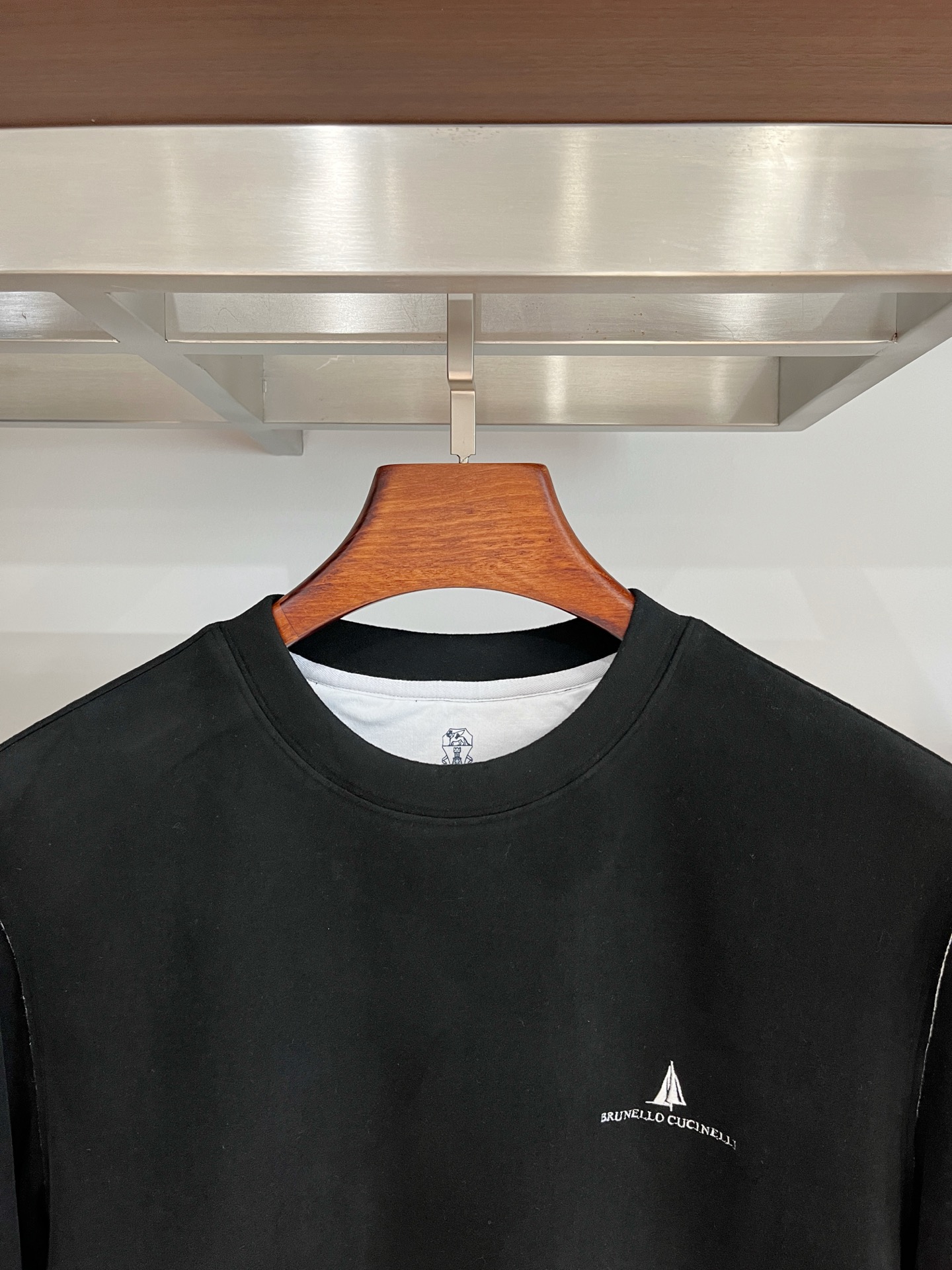 Brunello Cucinelli、2025新品长袖卫衣，帅气时尚，胸前精致刺绣图案字母logo，简约