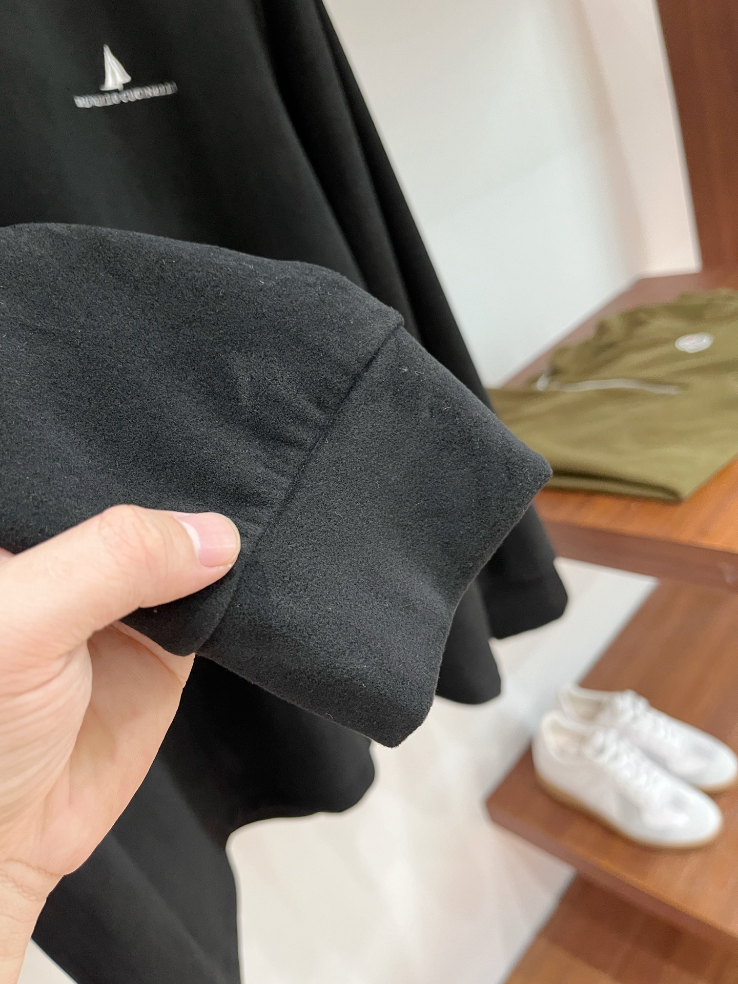 Brunello Cucinelli、2025新品长袖卫衣，帅气时尚，胸前精致刺绣图案字母logo，简约