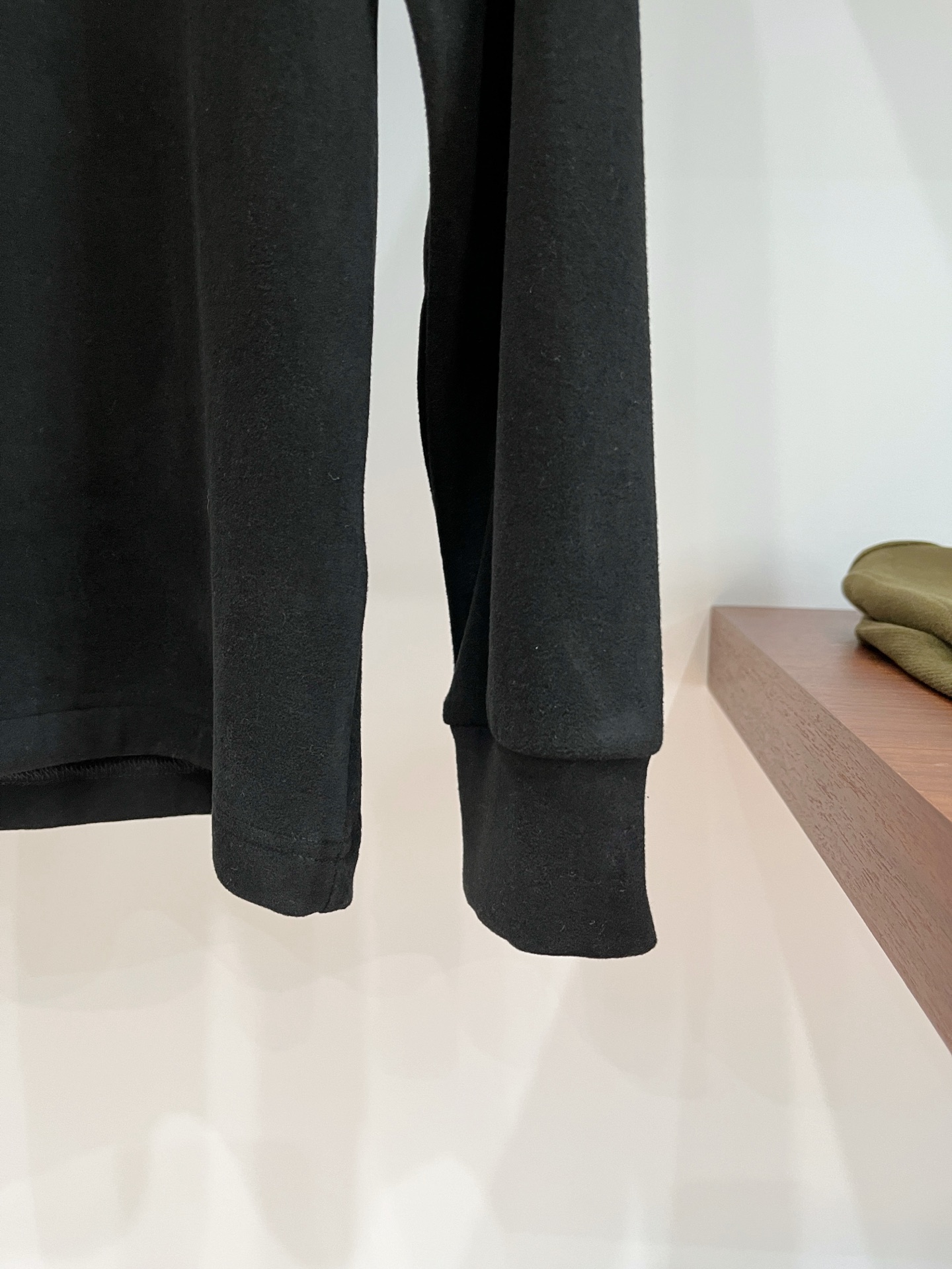 Brunello Cucinelli、2025新品长袖卫衣，帅气时尚，胸前精致刺绣图案字母logo，简约