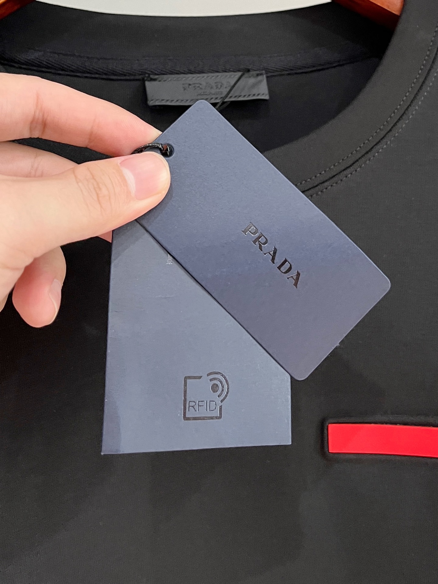 普拉达、2025新品卫衣，帅气时尚，简约百搭款。胸前顶级印胶装饰字母logo，面料棉 不仅挺括，保持潮流