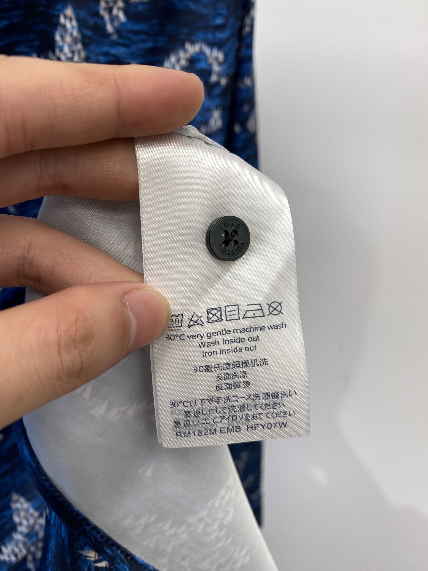 ￼路易威登、2025新品衬衫，时尚帅气，简约百搭款，定制原版面料，不仅挺括，保持潮流的廓形，又穿着舒适，