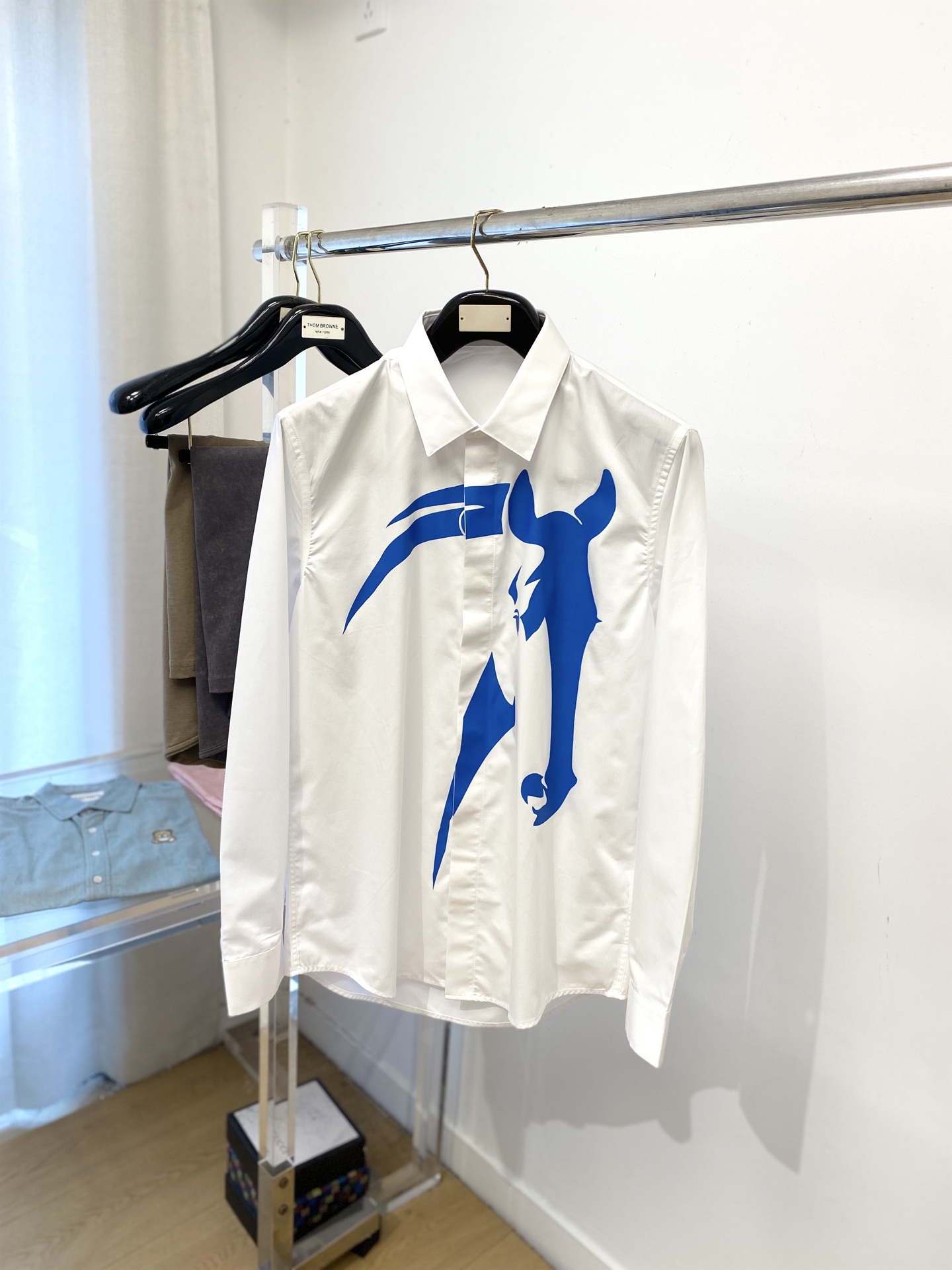 NO:531186,Hermes, 2025 new shirts, fashionable and handsome, simple and versatile, customized original fabric, not only crisp, maintains the trendy silhouette, but also comfortable to wear, the yarn weaving is more delicate, 38-42, hermes, shirts, alexander wang19860909爱马仕、2025新品衬衫,时尚帅气,简约百搭款,定制原版面料,不仅挺括,保持潮流的廓形,又穿着舒适,纱织更细腻码数38-42,,hermes,shirts,alexander wang,Men's clothing