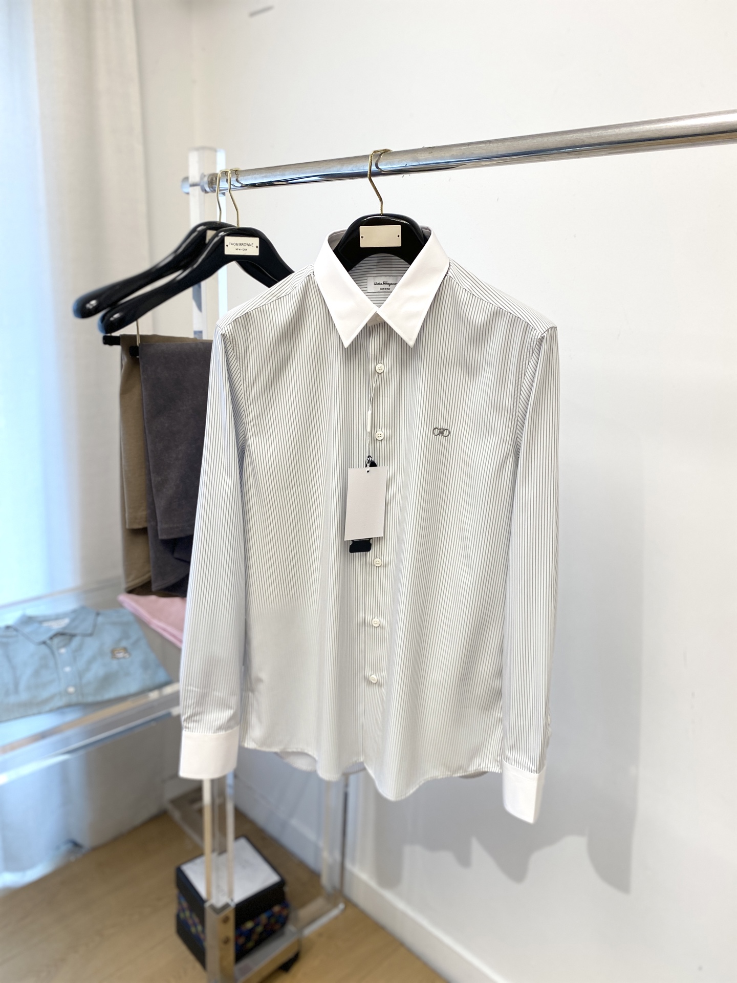 NO:531190,Ferragamo, 2025 new shirts, fashionable and handsome, simple and versatile, customized original fabric, not only crisp, maintains the trendy silhouette, but also comfortable to wear, the yarn weaving is more delicate, S-2XL, ferragamo,shirts, alexander wang19860909菲拉格慕、2025新品衬衫,时尚帅气,简约百搭款,定制原版面料,不仅挺括,保持潮流的廓形,又穿着舒适,纱织更细腻码数S-2XL,,ferragamo,shirts,alexander wang,Men's clothing