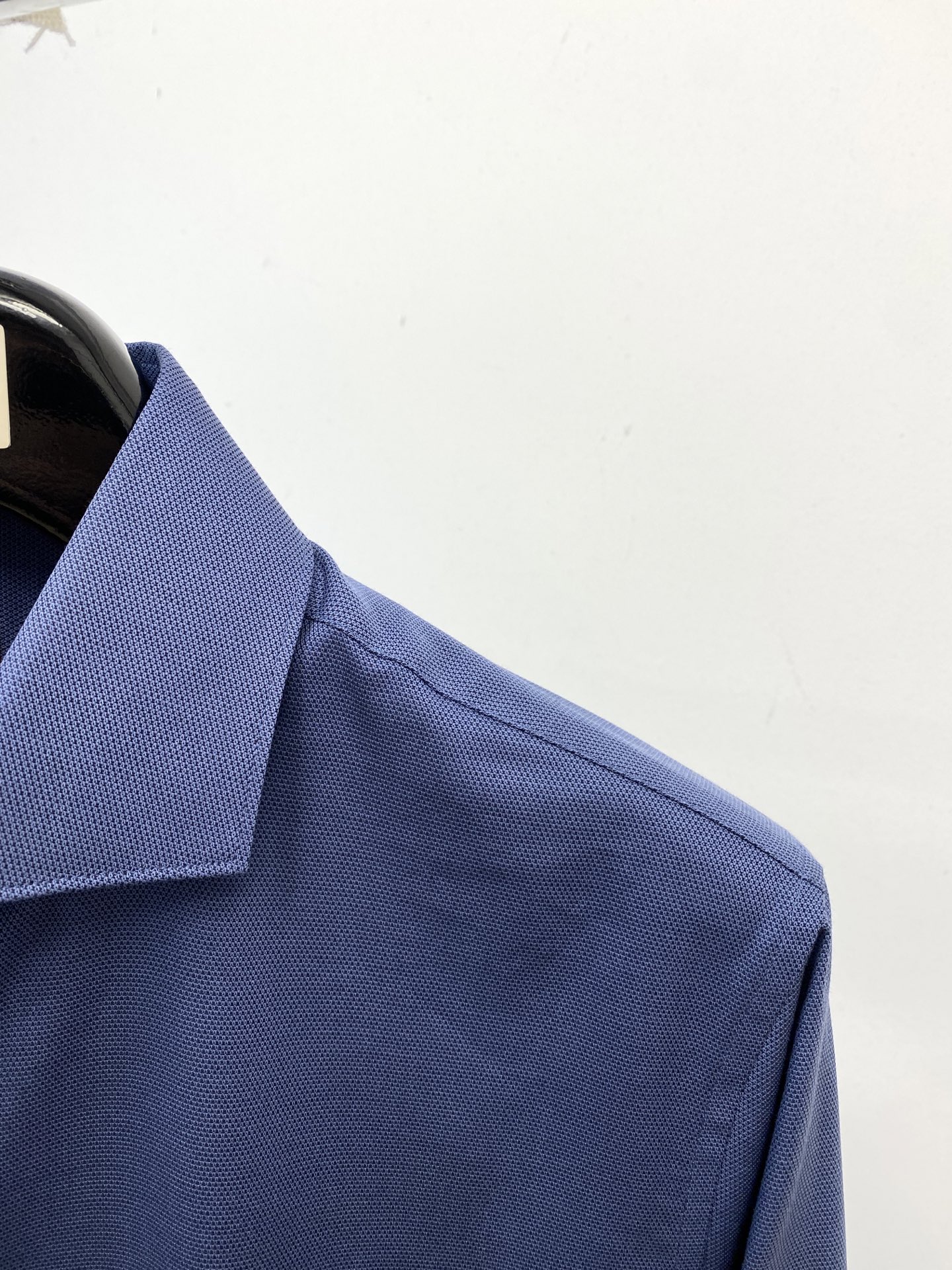 ISAIA、2025新品衬衫，时尚帅气，简约百搭款，定制原版面料，不仅挺括，保持潮流的廓形，又穿着舒适，