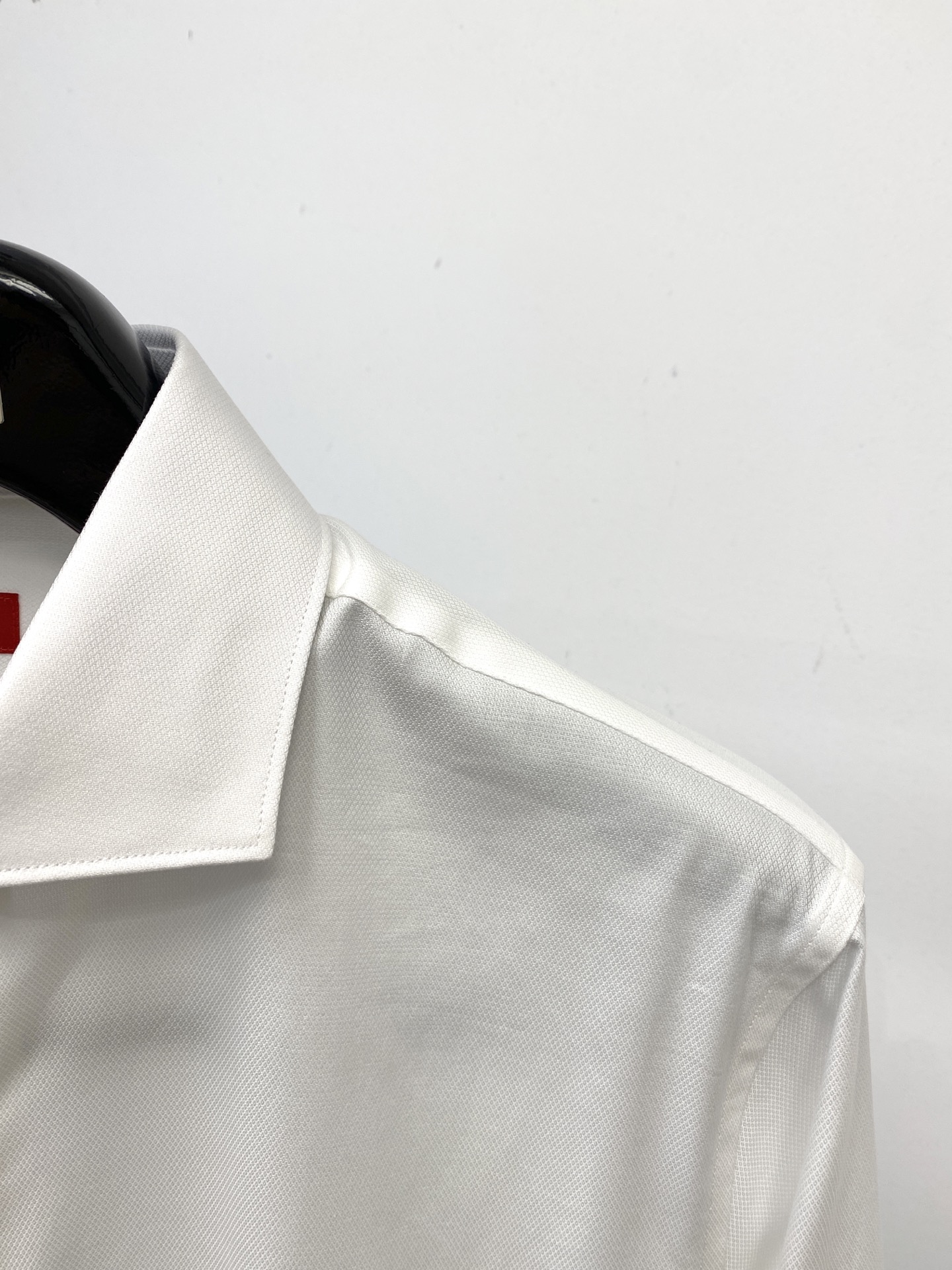 ISAIA、2025新品衬衫，时尚帅气，简约百搭款，定制原版面料，不仅挺括，保持潮流的廓形，又穿着舒适，