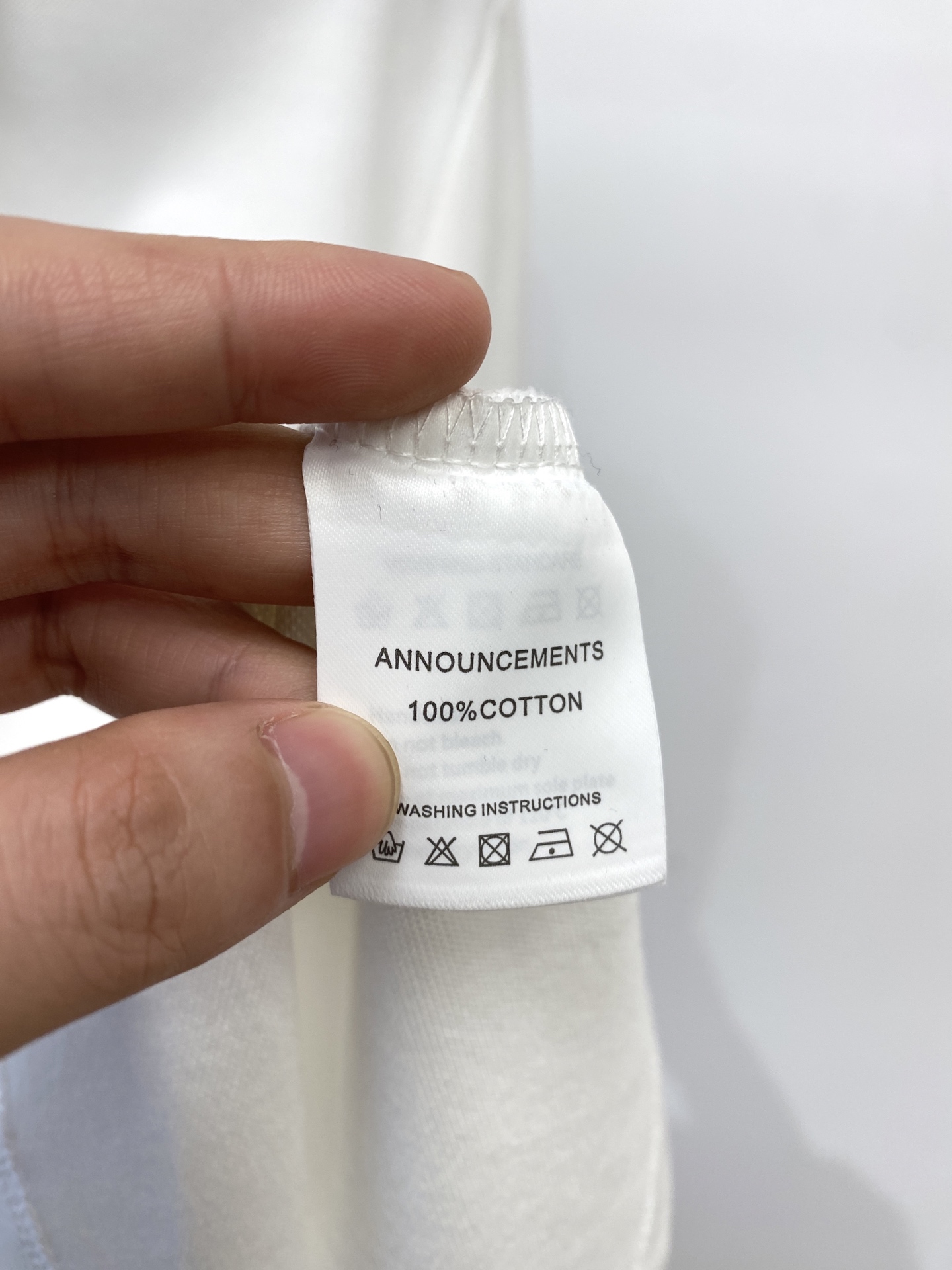 阿玛尼、2025新品长袖卫衣，帅气时尚，胸前印胶装饰图案logo，简约百搭款。面料棉 不仅挺括，保持潮流
