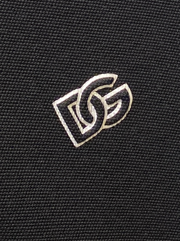 DG、2025新品长袖卫衣，帅气时尚，胸前精致刺绣字母logo，简约百搭款。面料棉 不仅挺括，保持潮流的