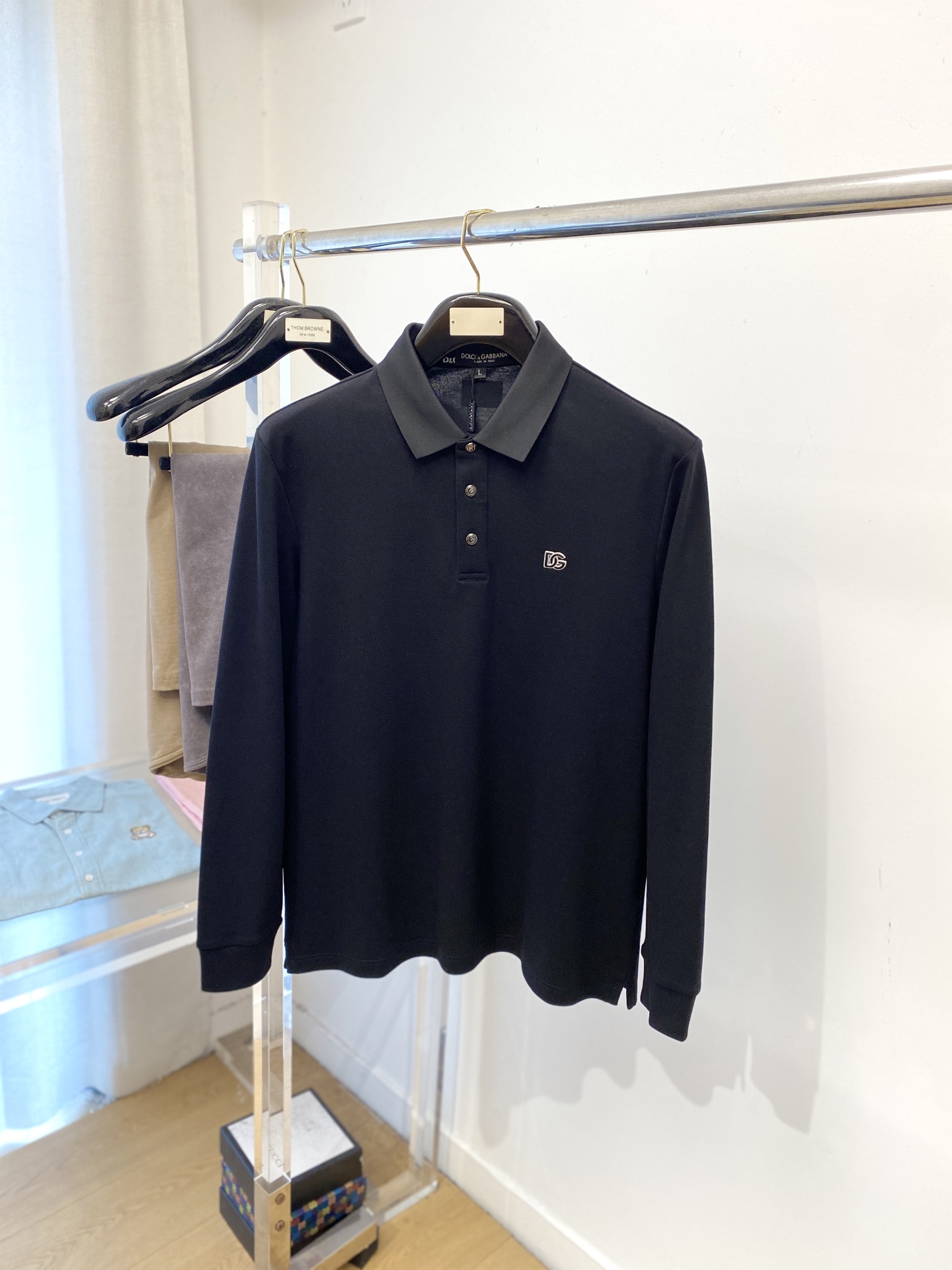 NO:531197,DG, 2025 new long-sleeved sweatshirt, handsome and fashionable, exquisite embroidered letter logo on the chest, simple and versatile style. The fabric cotton is not only crisp, maintains the trendy silhouette, and is comfortable to wear, and the yarn is more delicate, the number M-4XL, hoodie, sweatshirts, alexander wang19860909DG、2025新品长袖卫衣,帅气时尚,胸前精致刺绣字母logo,简约百搭款.面料棉 不仅挺括,保持潮流的廓形,又穿着舒适,纱织更细腻,码数M-4XL,,hoodie,sweatshirts,alexander wang,Men's clothing