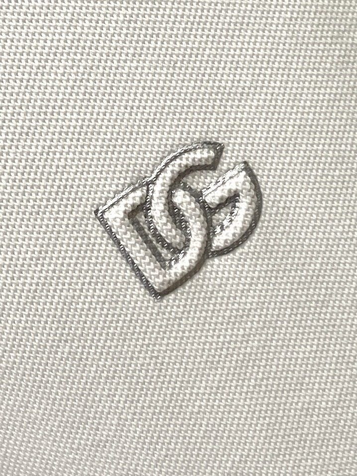 DG、2025新品长袖卫衣，帅气时尚，胸前精致刺绣字母logo，简约百搭款。面料棉 不仅挺括，保持潮流的