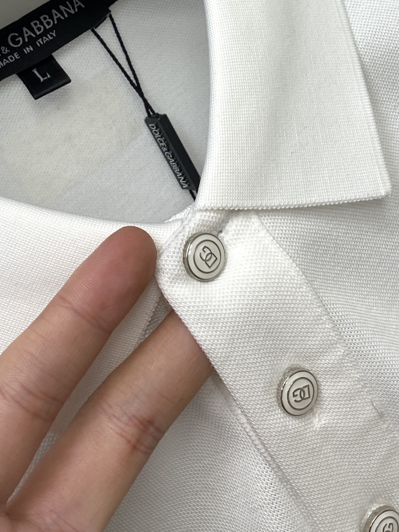 DG、2025新品长袖卫衣，帅气时尚，胸前精致刺绣字母logo，简约百搭款。面料棉 不仅挺括，保持潮流的