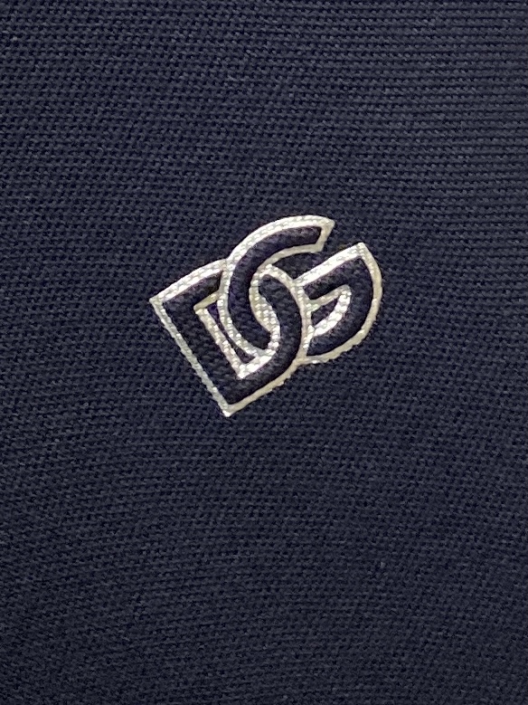 DG、2025新品长袖卫衣，帅气时尚，胸前精致刺绣字母logo，简约百搭款。面料棉 不仅挺括，保持潮流的