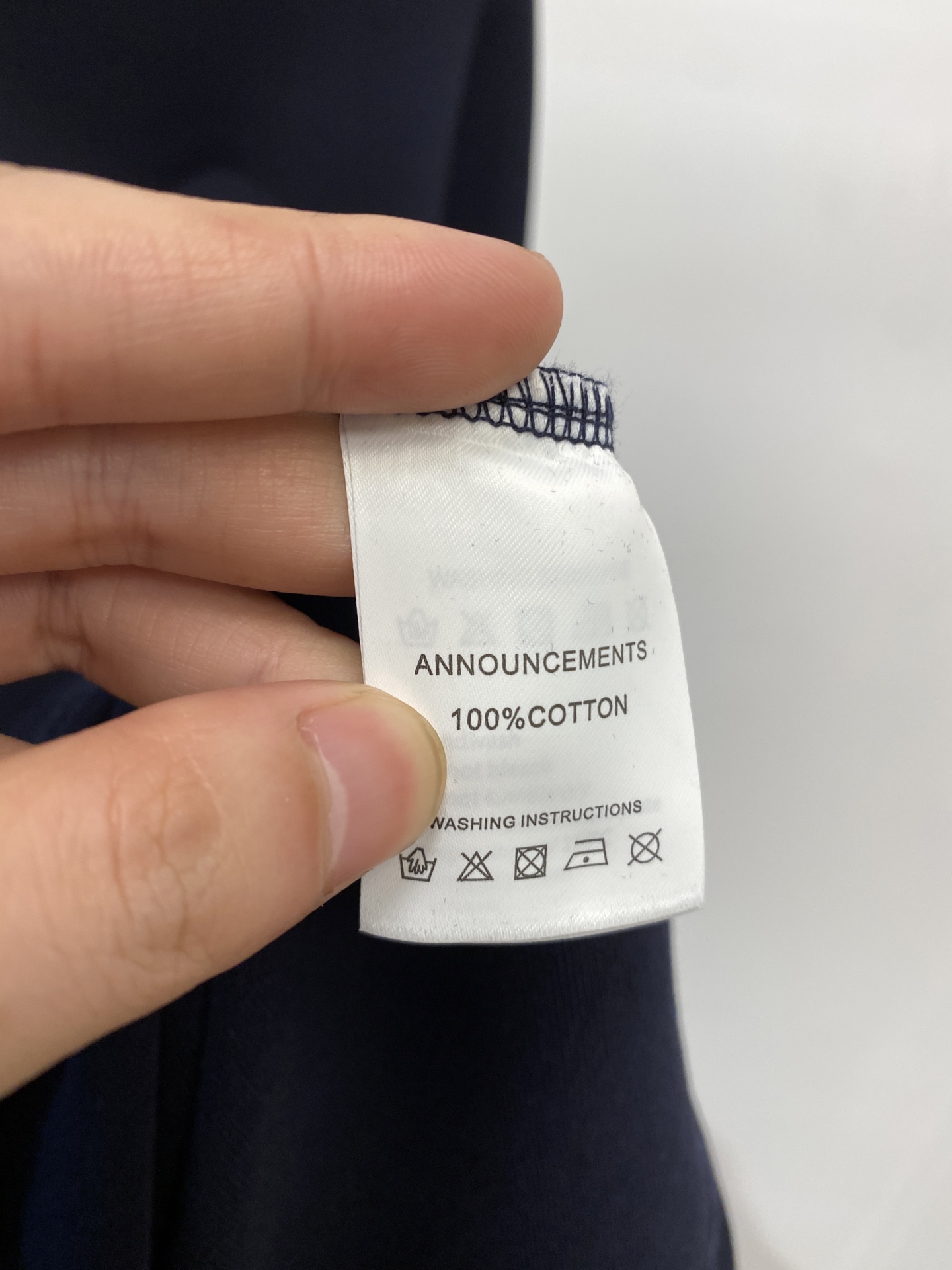 DG、2025新品长袖卫衣，帅气时尚，胸前精致刺绣字母logo，简约百搭款。面料棉 不仅挺括，保持潮流的