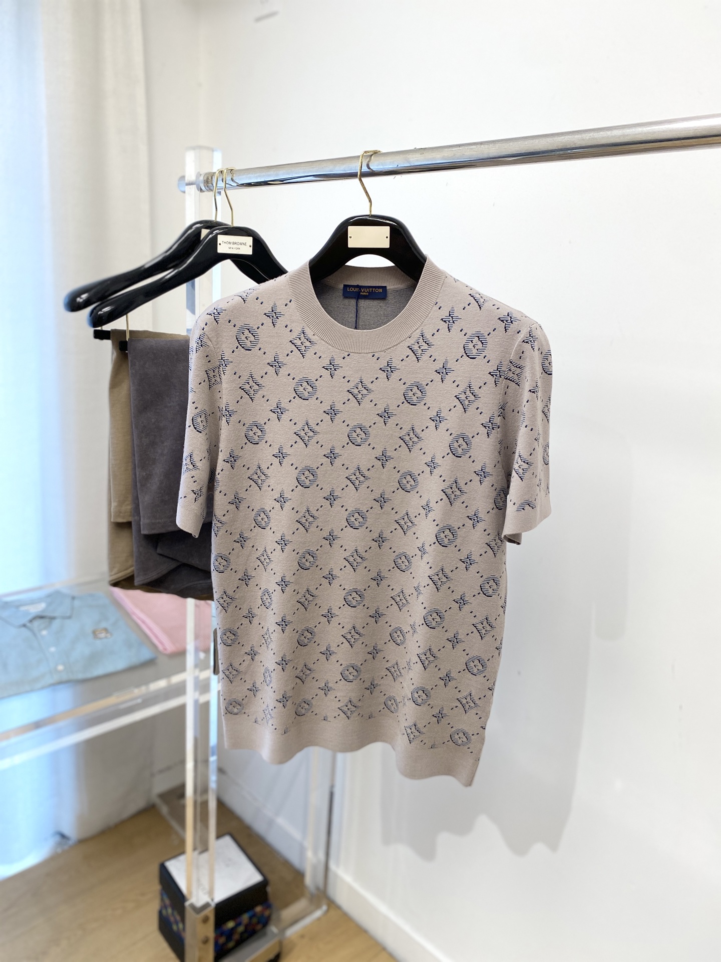 NO:531193,Louis Vuitton, the latest knitted short-sleeved T-shirt in 2025, handsome and fashionable, top digital positioning and fixed pattern logo, simple and versatile. Fabric cotton is not only crisp, maintains a fashionable silhouette, but also comfortable to wear, and the yarn is more delicate, the number M-3XL, louis vuitton, T-shirt, tees, t-shirt, alexander wang19860909路易威登、2025最新款针织短袖T恤,帅气时尚,顶级数码定位定织图案logo,简约百搭款.面料棉 不仅挺括,保持潮流的廓形,又穿着舒适,纱织更细腻,码数M-3XL,,louis vuitton,T-shirt,tees，t-shirt,alexander wang,Men's clothing