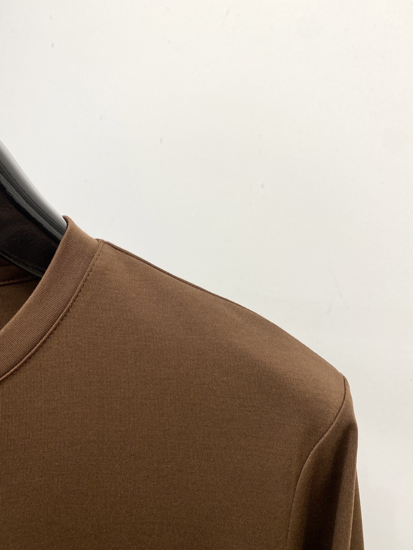 ￼lP🆕、2025新品长袖，帅气时尚，胸前精致刺绣字母logo，简约百搭款。面料棉 不仅挺括，保持潮流的