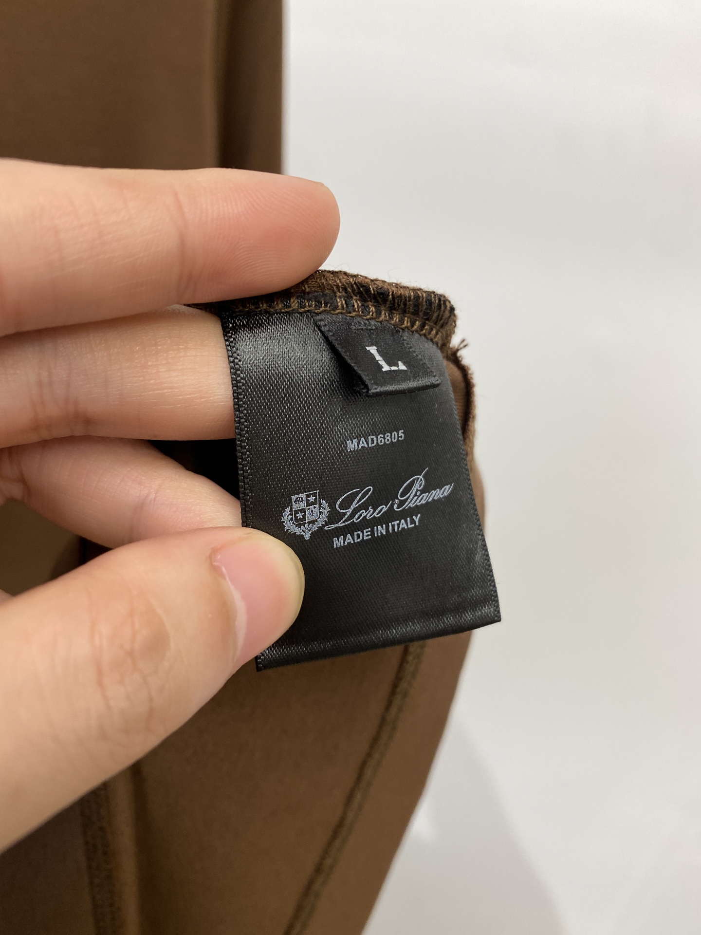 ￼lP🆕、2025新品长袖，帅气时尚，胸前精致刺绣字母logo，简约百搭款。面料棉 不仅挺括，保持潮流的