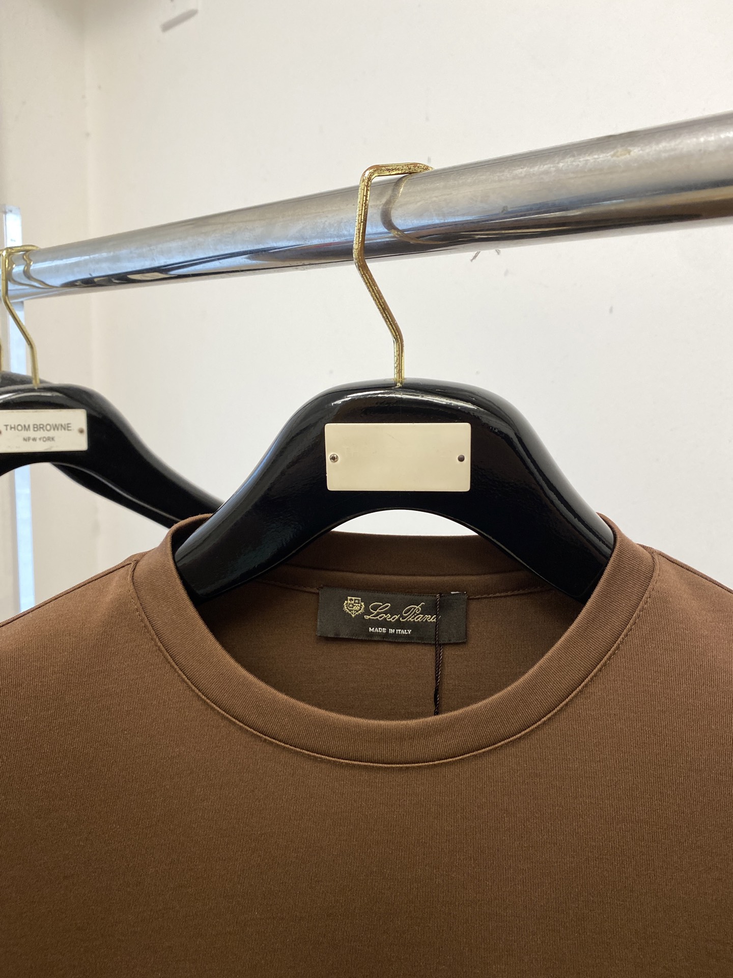 ￼lP🆕、2025新品长袖，帅气时尚，胸前精致刺绣字母logo，简约百搭款。面料棉 不仅挺括，保持潮流的