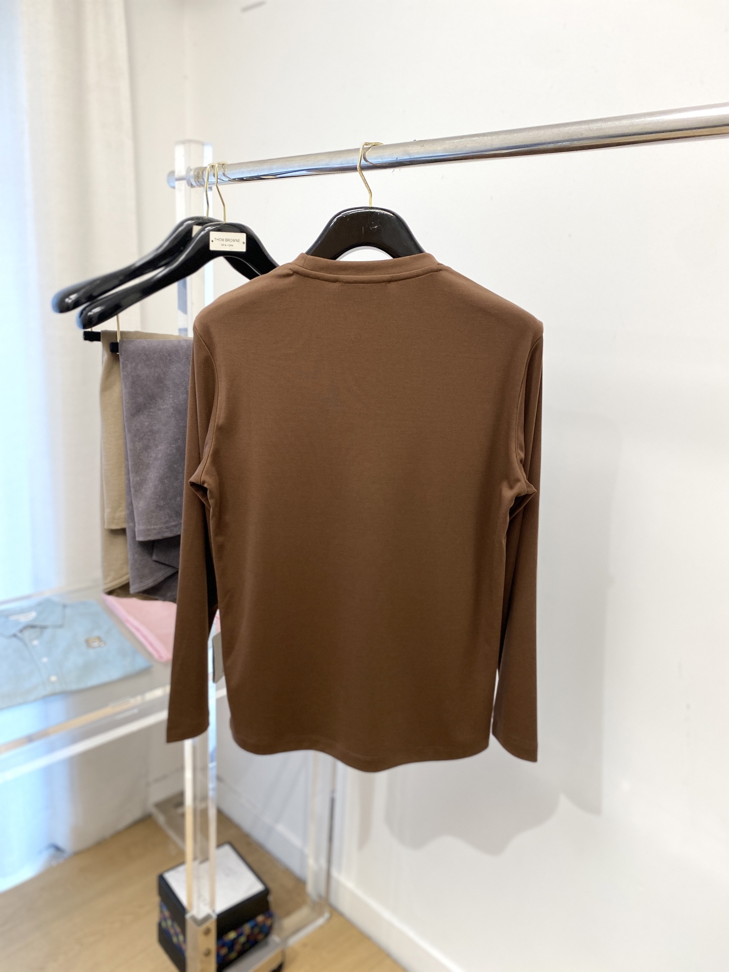 ￼lP🆕、2025新品长袖，帅气时尚，胸前精致刺绣字母logo，简约百搭款。面料棉 不仅挺括，保持潮流的