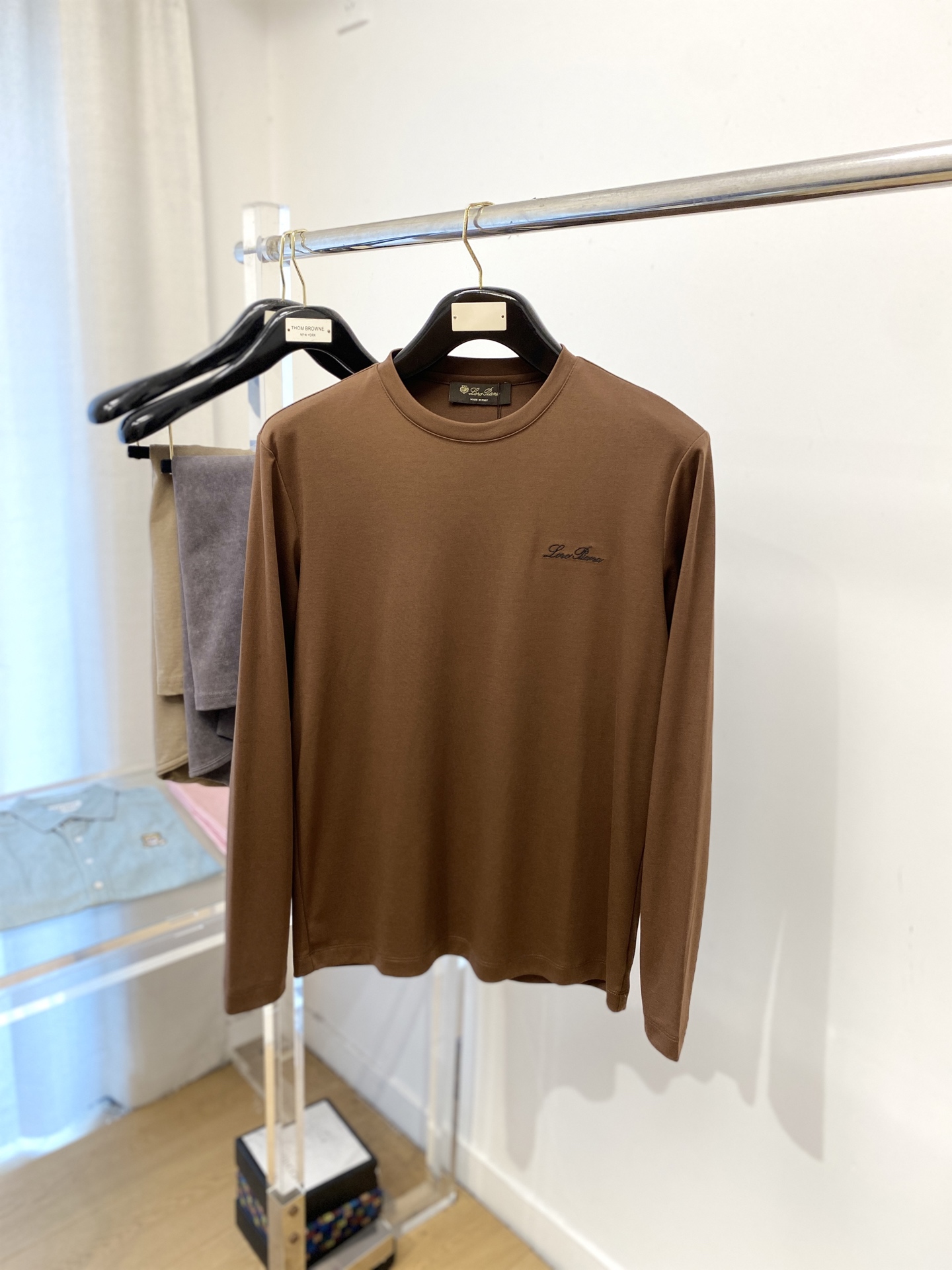 NO:531195,LP, 2025 new product long sleeves, handsome and fashionable, exquisite embroidered letter logo on the chest, simple and versatile style. The fabric cotton is not only crisp, maintains the trendy silhouette, but also comfortable to wear, and the yarn is more delicate, the number M-3XL, loro piano, alexander wang19860909LP、2025新品长袖,帅气时尚,胸前精致刺绣字母logo,简约百搭款.面料棉 不仅挺括,保持潮流的廓形,又穿着舒适,纱织更细腻,码数M-3XL,,loro piana,alexander wang,Men's clothing