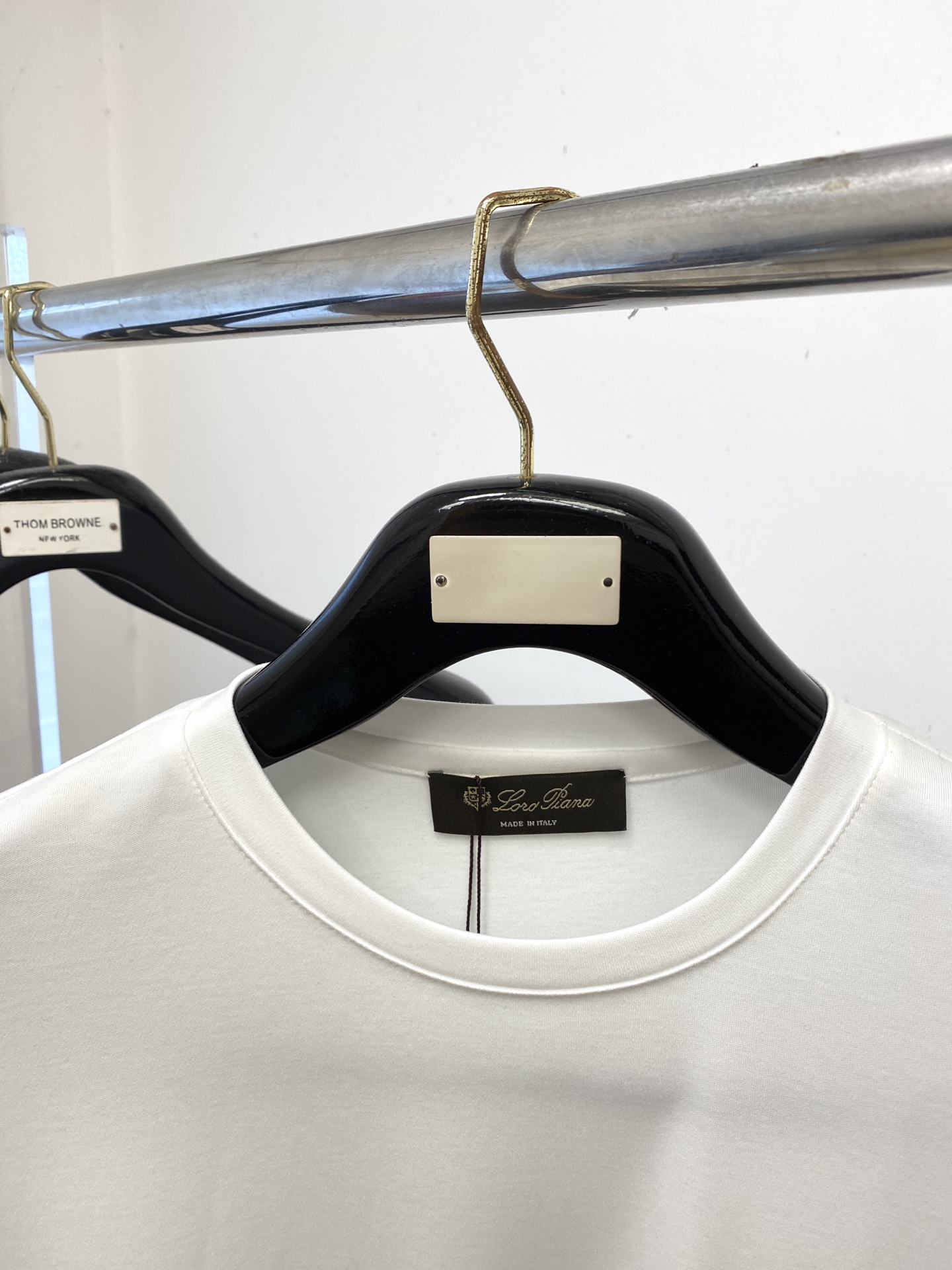 lP🆕、2025新品长袖，帅气时尚，胸前精致刺绣字母logo，简约百搭款。面料棉 不仅挺括，保持潮流的廓