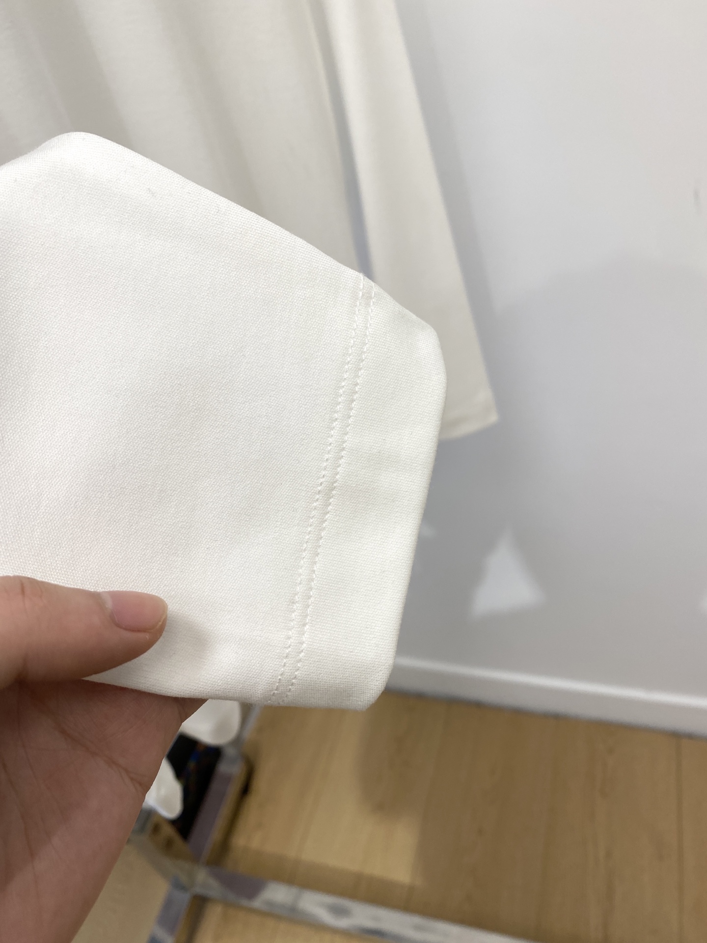 lP🆕、2025新品长袖，帅气时尚，胸前精致刺绣字母logo，简约百搭款。面料棉 不仅挺括，保持潮流的廓