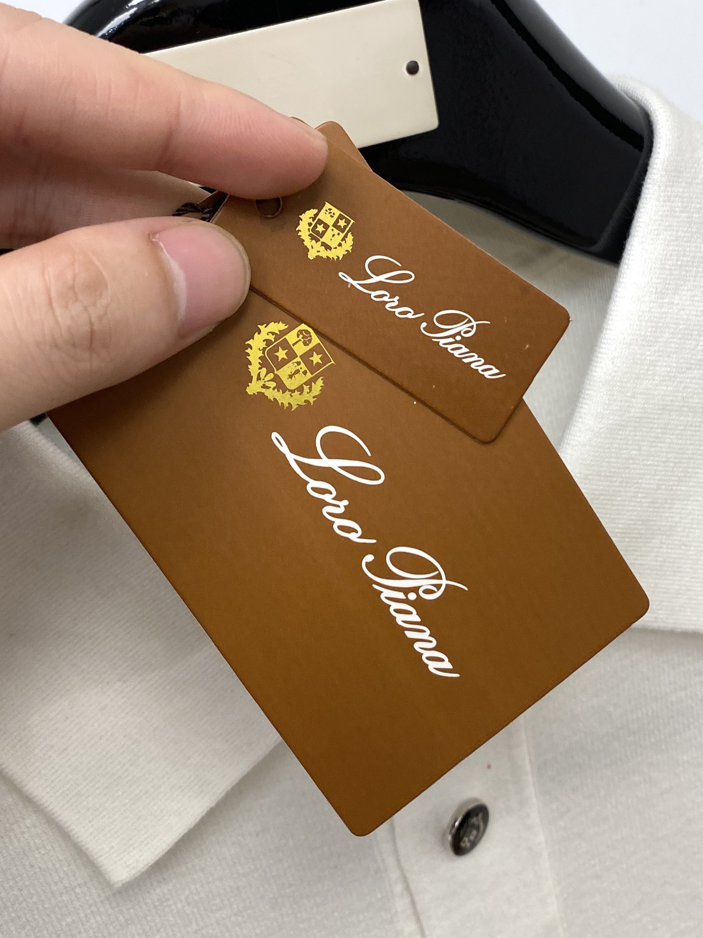 lP🆕、2025最新款针织短袖T恤，帅气时尚，胸前精致刺绣字母logo，简约百搭款。面料棉 不仅挺括，保