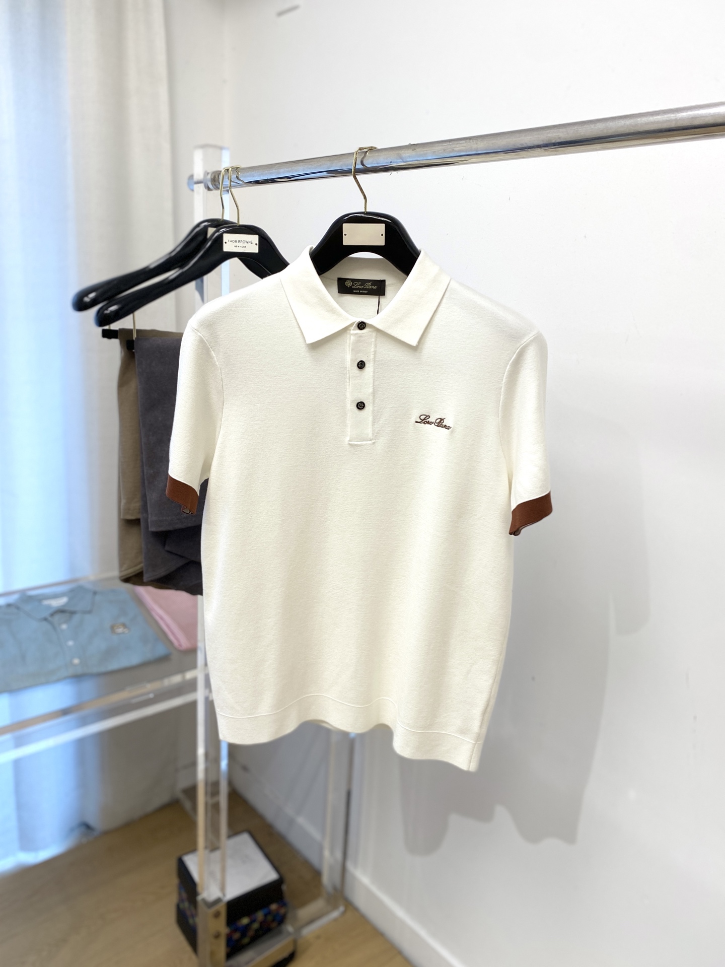 NO:531187,LP, the latest knitted short-sleeved T-shirt in 2025, handsome and fashionable, exquisite embroidered letter logo on the chest, simple and versatile style. The fabric cotton is not only crisp, maintains the trendy silhouette, and is also comfortable to wear, and the yarn is more delicate, the number M-3XL, loro piana, T-shirt, tees, t-shirt, alexander wang19860909LP、2025最新款针织短袖T恤,帅气时尚,胸前精致刺绣字母logo,简约百搭款.面料棉 不仅挺括,保持潮流的廓形,又穿着舒适,纱织更细腻,码数M-3XL,,loro piana,T-shirt,tees，t-shirt,alexander wang,Men's clothing