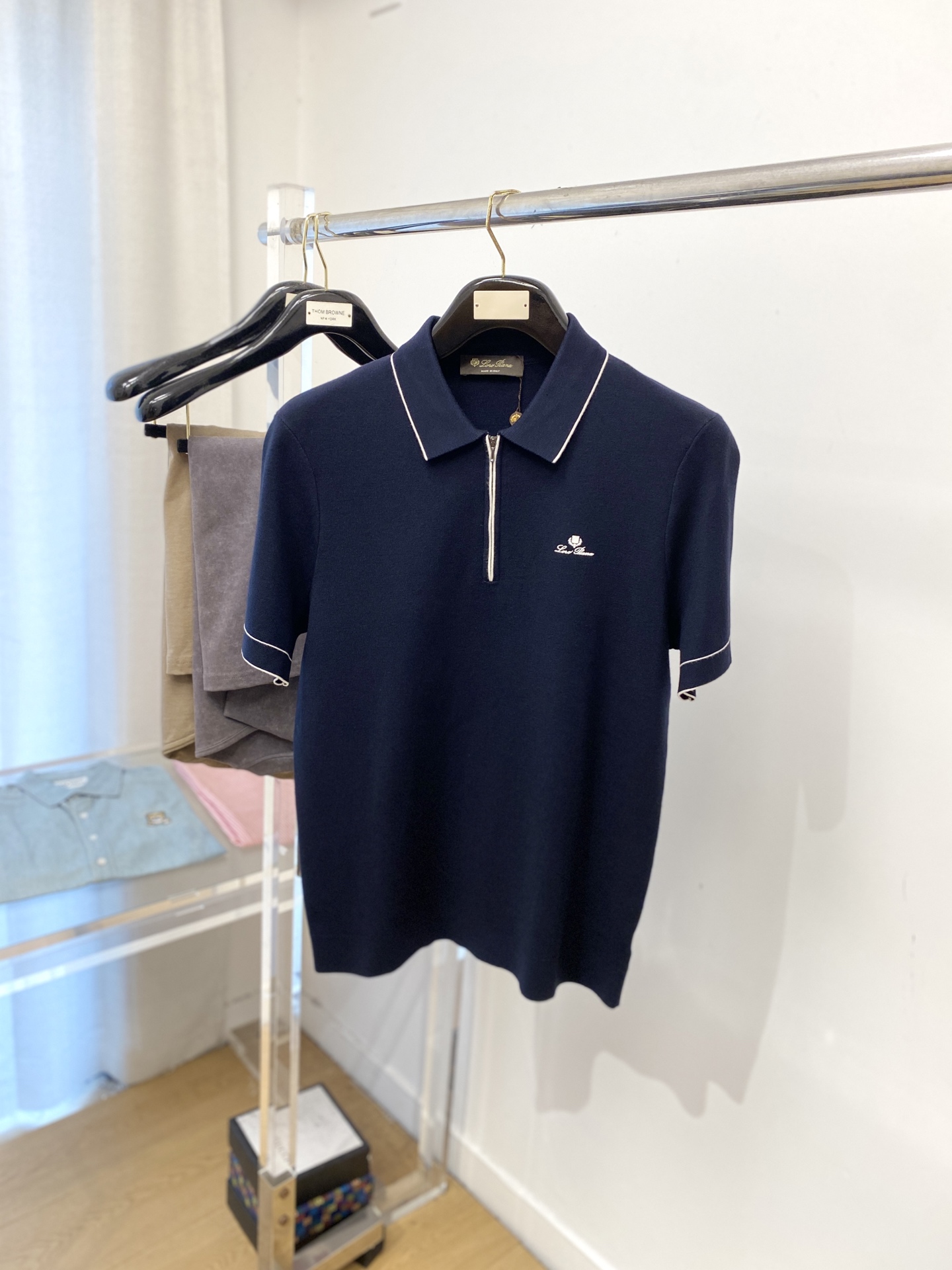 NO:531185,LP, the latest knitted short-sleeved T-shirt in 2025, handsome and fashionable, exquisite embroidered pattern letter logo on the chest, simple and versatile style. Fabric cotton is not only crisp, maintains a fashionable silhouette, but also comfortable to wear, and the yarn is more delicate, the number M-3XL, loro piana, T-shirt, tees, t-shirt, alexander wang19860909LP、2025最新款针织短袖T恤,帅气时尚,胸前精致刺绣图案字母logo,简约百搭款.面料棉 不仅挺括,保持潮流的廓形,又穿着舒适,纱织更细腻,码数M-3XL,,loro piana,T-shirt,tees，t-shirt,alexander wang,Men's clothing