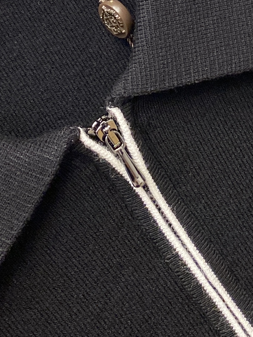 lP🆕、2025最新款针织短袖T恤，帅气时尚，胸前精致刺绣图案字母logo，简约百搭款。面料棉 不仅挺括