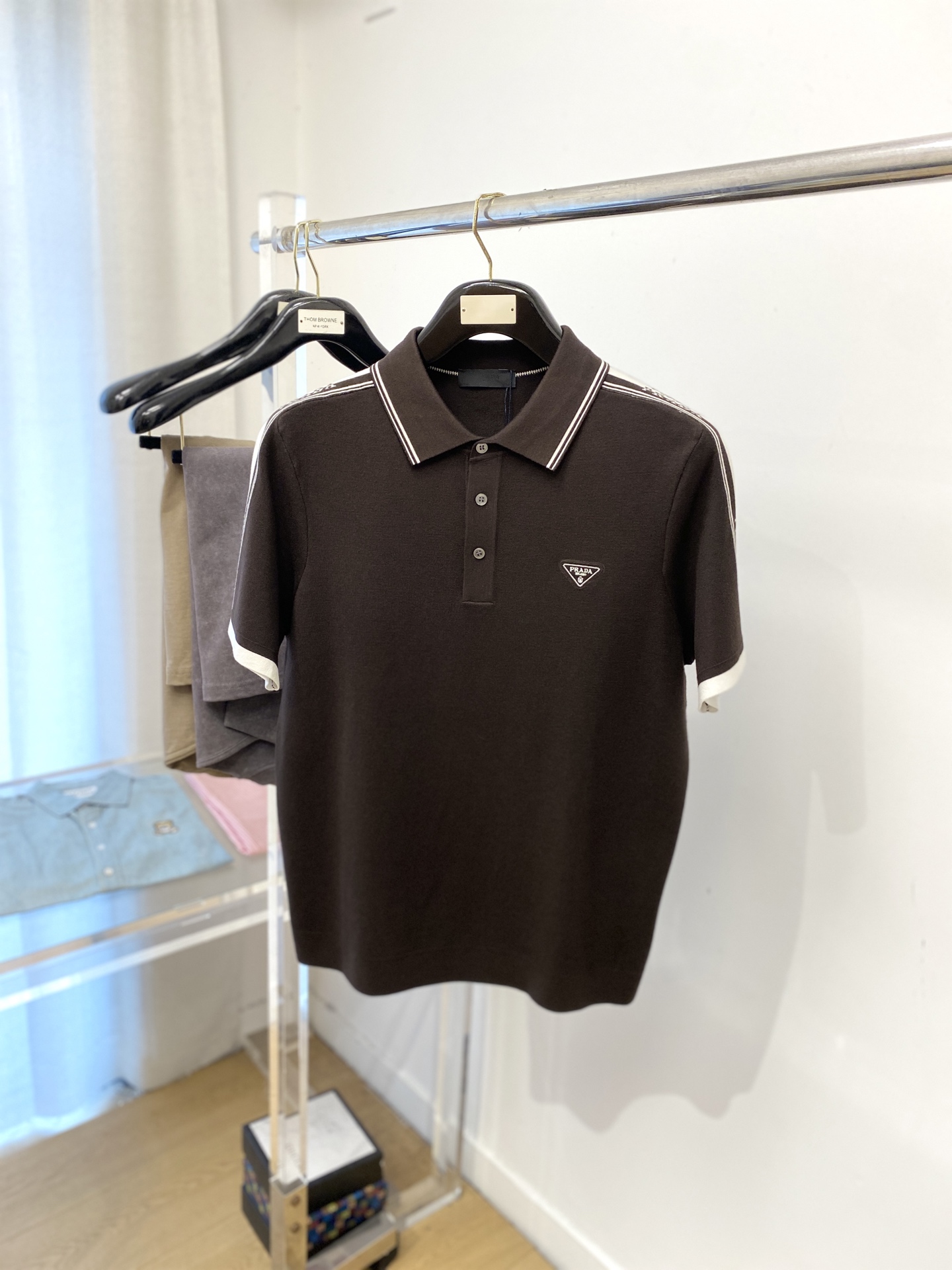 NO:531183,Prada, the latest knitted short-sleeved T-shirt in 2025, handsome and fashionable, exquisite embroidered pattern letter logo on the chest, simple and versatile style. The fabric cotton is not only crisp, maintains the trendy silhouette, and is also comfortable to wear, and the yarn is more delicate, the number M-3XL, prada, T-shirt,tees, t-shirt,alexander wang19860909普拉达、2025最新款针织短袖T恤,帅气时尚,胸前精致刺绣图案字母logo,简约百搭款.面料棉 不仅挺括,保持潮流的廓形,又穿着舒适,纱织更细腻,码数M-3XL,,prada,T-shirt,tees，t-shirt,alexander wang,Men's clothing