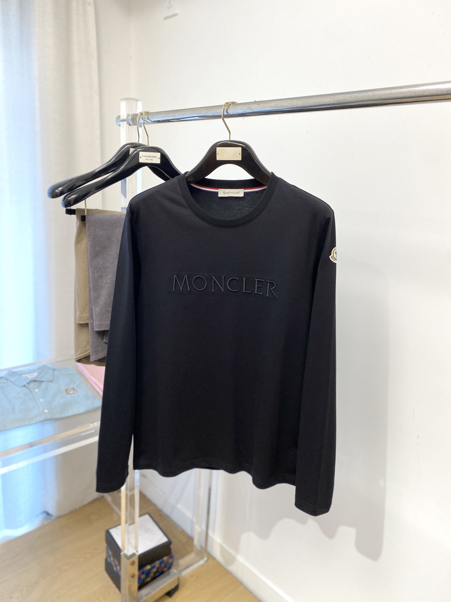 NO:531181,The latest 2025 long-sleeved style, handsome and fashionable, exquisite embroidered letter logo on the chest, simple and versatile style. The fabric cotton is not only crisp, maintains a fashionable silhouette, but also comfortable to wear, and the yarn is more delicate, the number M-3XL, Moncler, alexander wang19860909蒙口、2025最新款长袖,帅气时尚,胸前精致刺绣字母logo,简约百搭款.面料棉 不仅挺括,保持潮流的廓形,又穿着舒适,纱织更细腻,码数M-3XL,,Moncler,alexander wang,Men's clothing