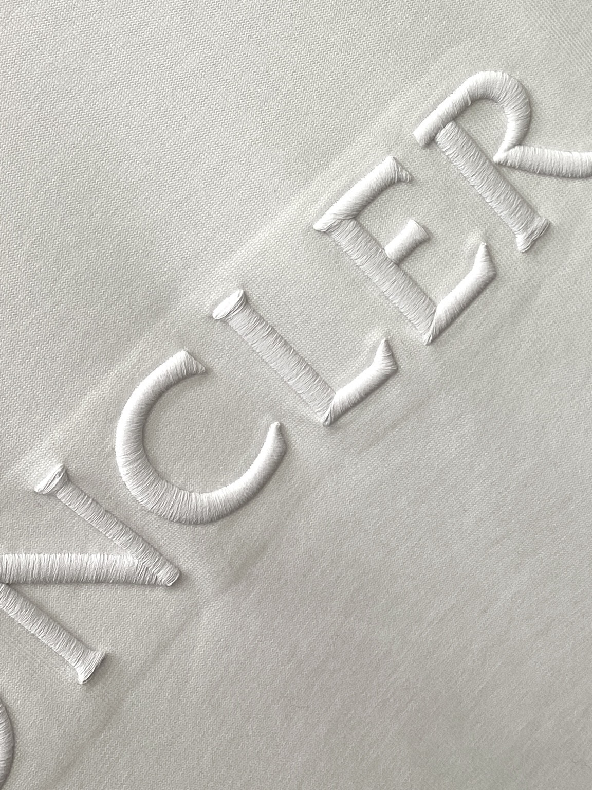 蒙口、2025最新款长袖，帅气时尚，胸前精致刺绣字母logo，简约百搭款。面料棉 不仅挺括，保持潮流的廓