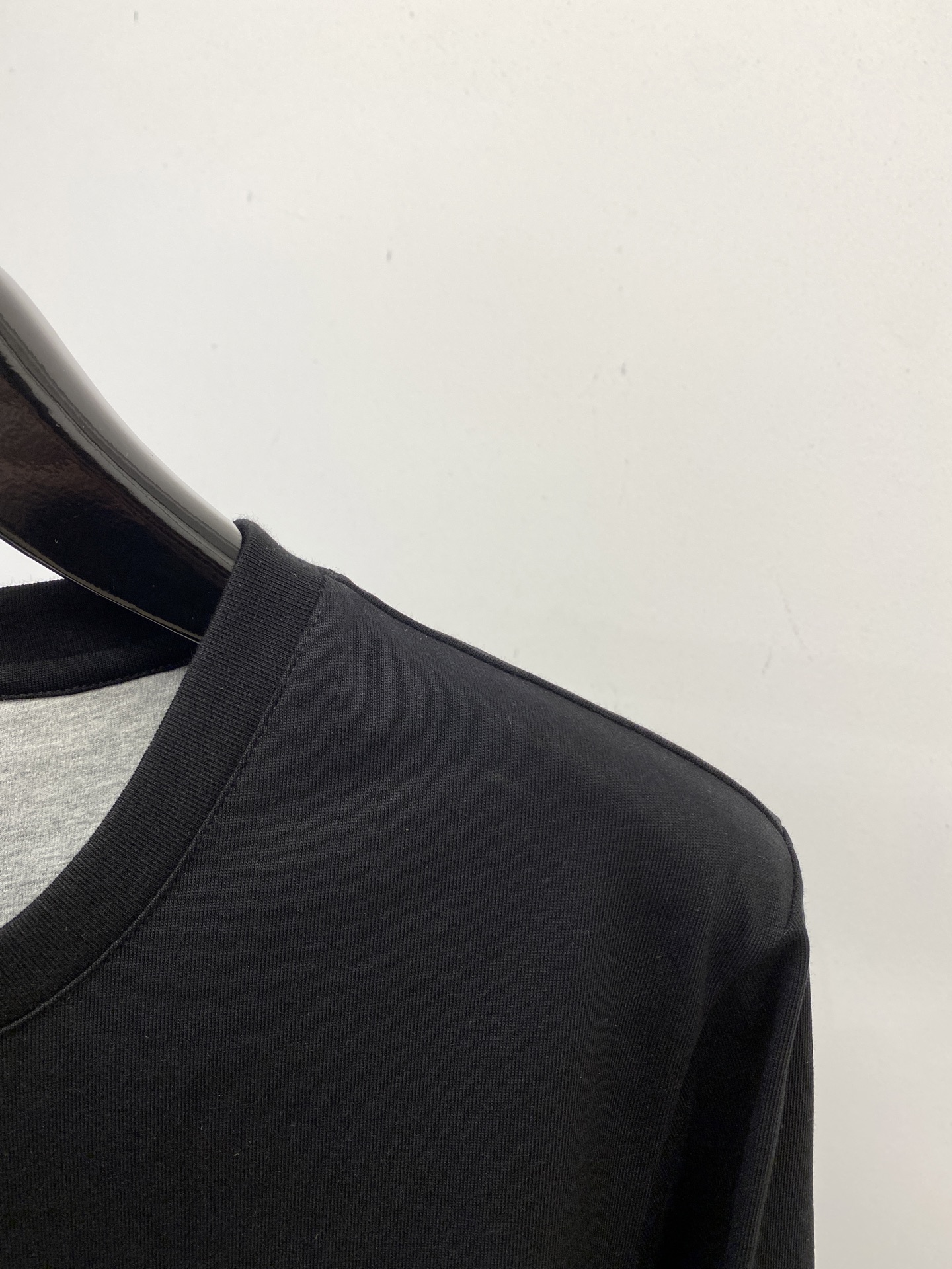 Brunello Cucinelli、2025最新款长袖，帅气时尚，胸前精致刺绣图案logo，简约百搭款