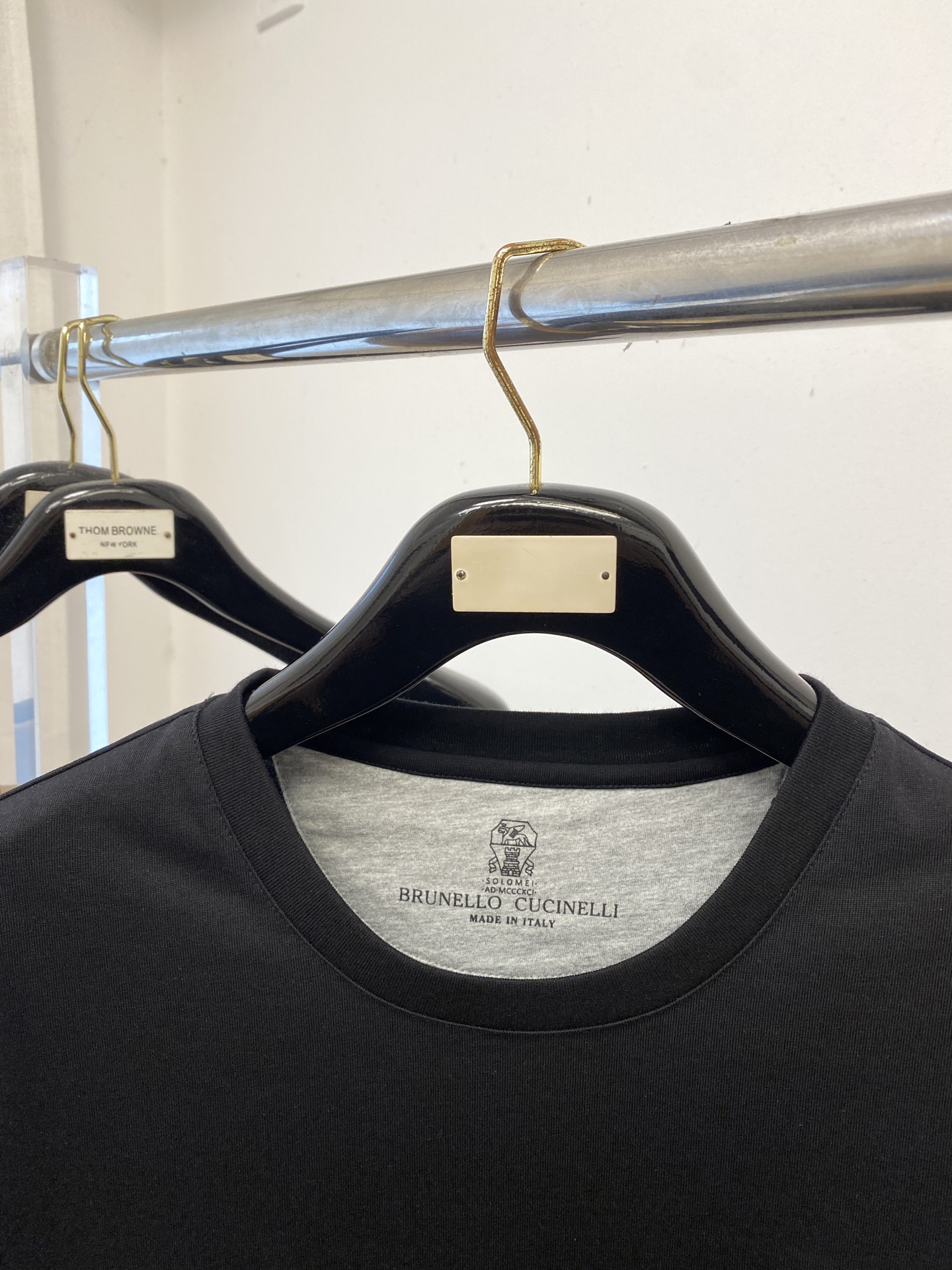 Brunello Cucinelli、2025最新款长袖，帅气时尚，胸前精致刺绣图案logo，简约百搭款