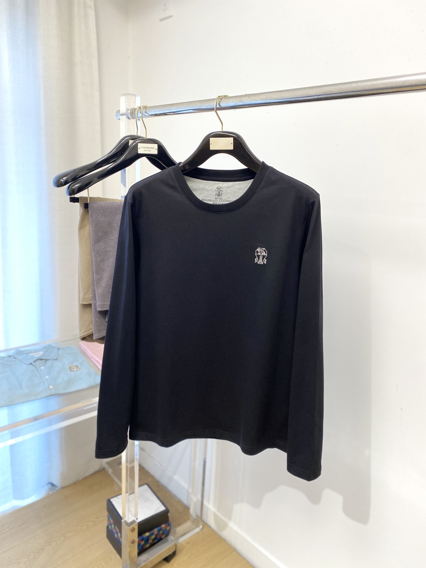 NO:531180,Brunello Cucinelli, the latest 2025 long-sleeved style, handsome and fashionable, exquisite embroidered pattern logo on the chest, simple and versatile style. The fabric cotton is not only crisp, maintains a fashionable silhouette, and is comfortable to wear, and the yarn is more delicate. The number M-3XL, brunello cucinelli, alexander wang19860909Brunello Cucinelli、2025最新款长袖,帅气时尚,胸前精致刺绣图案logo,简约百搭款.面料棉 不仅挺括,保持潮流的廓形,又穿着舒适,纱织更细腻,码数M-3XL,,brunello cucinelli,alexander wang,Men's clothing