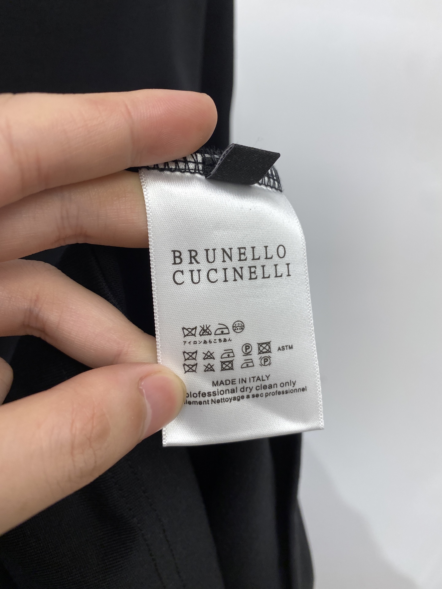 Brunello Cucinelli、2025最新款长袖，帅气时尚，胸前精致刺绣图案logo，简约百搭款