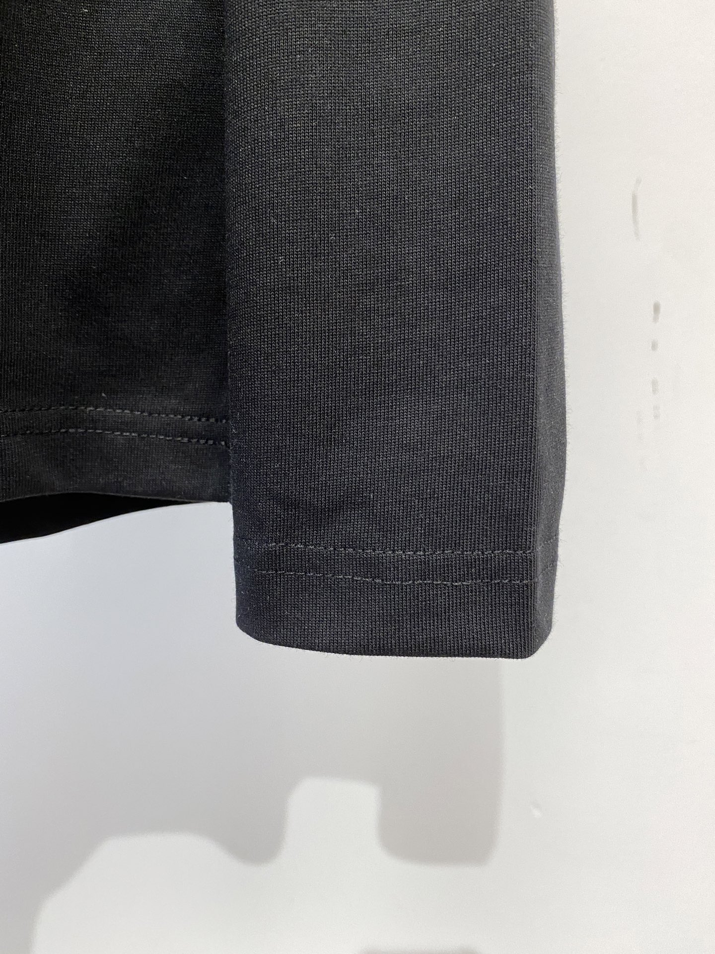 Brunello Cucinelli、2025最新款长袖，帅气时尚，胸前精致刺绣图案logo，简约百搭款