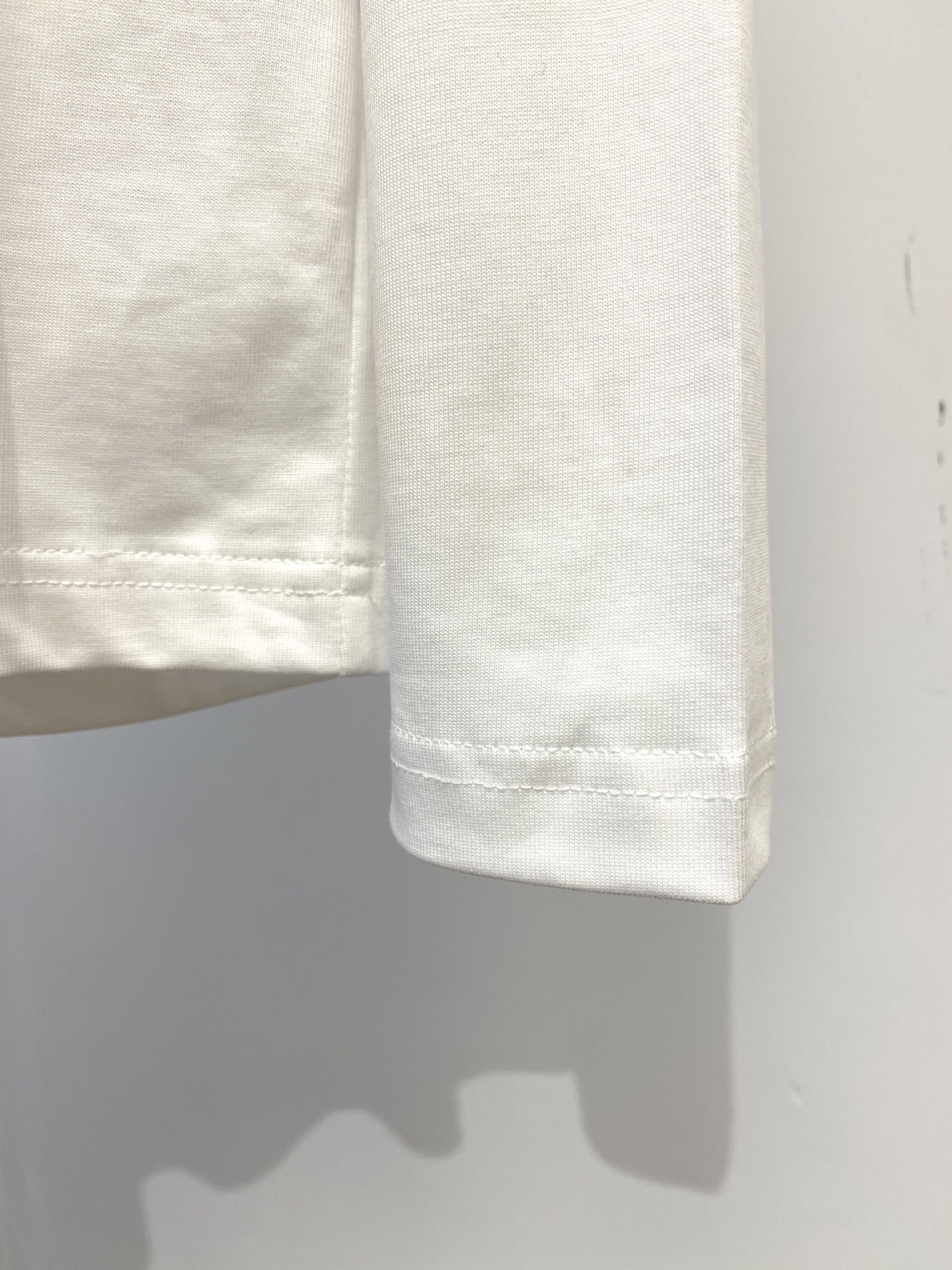 Brunello Cucinelli、2025最新款长袖，帅气时尚，胸前精致刺绣图案logo，简约百搭款