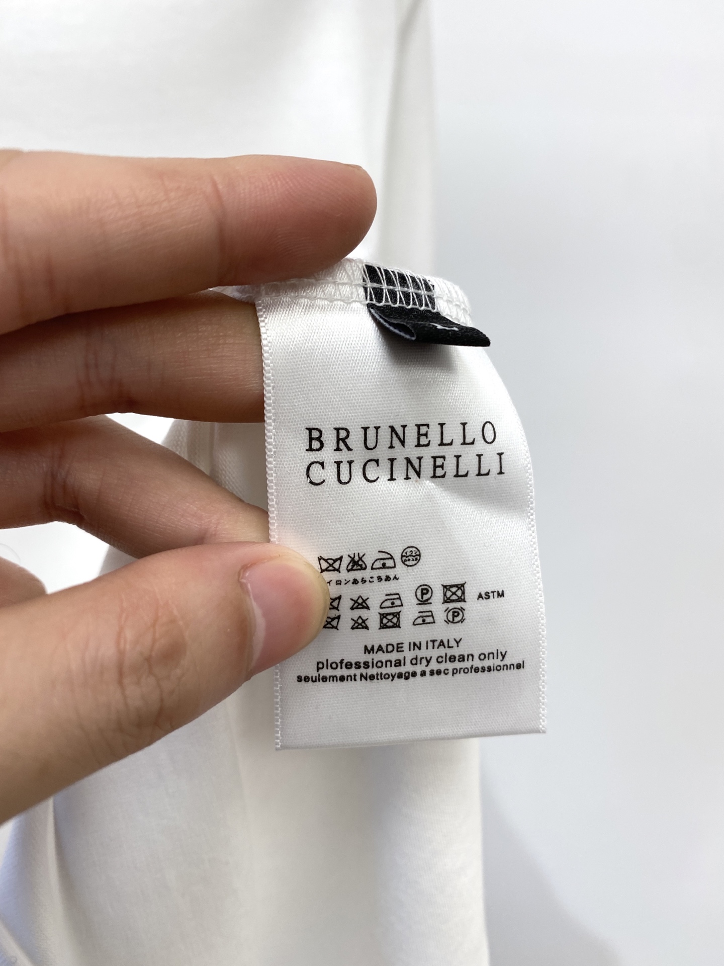 Brunello Cucinelli、2025最新款长袖，帅气时尚，胸前精致刺绣图案logo，简约百搭款