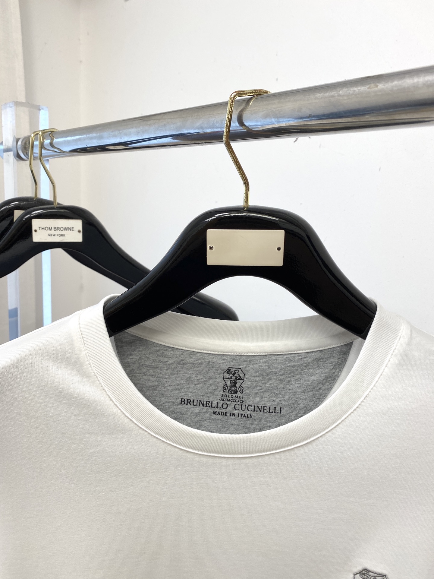 Brunello Cucinelli、2025最新款长袖，帅气时尚，胸前精致刺绣图案logo，简约百搭款