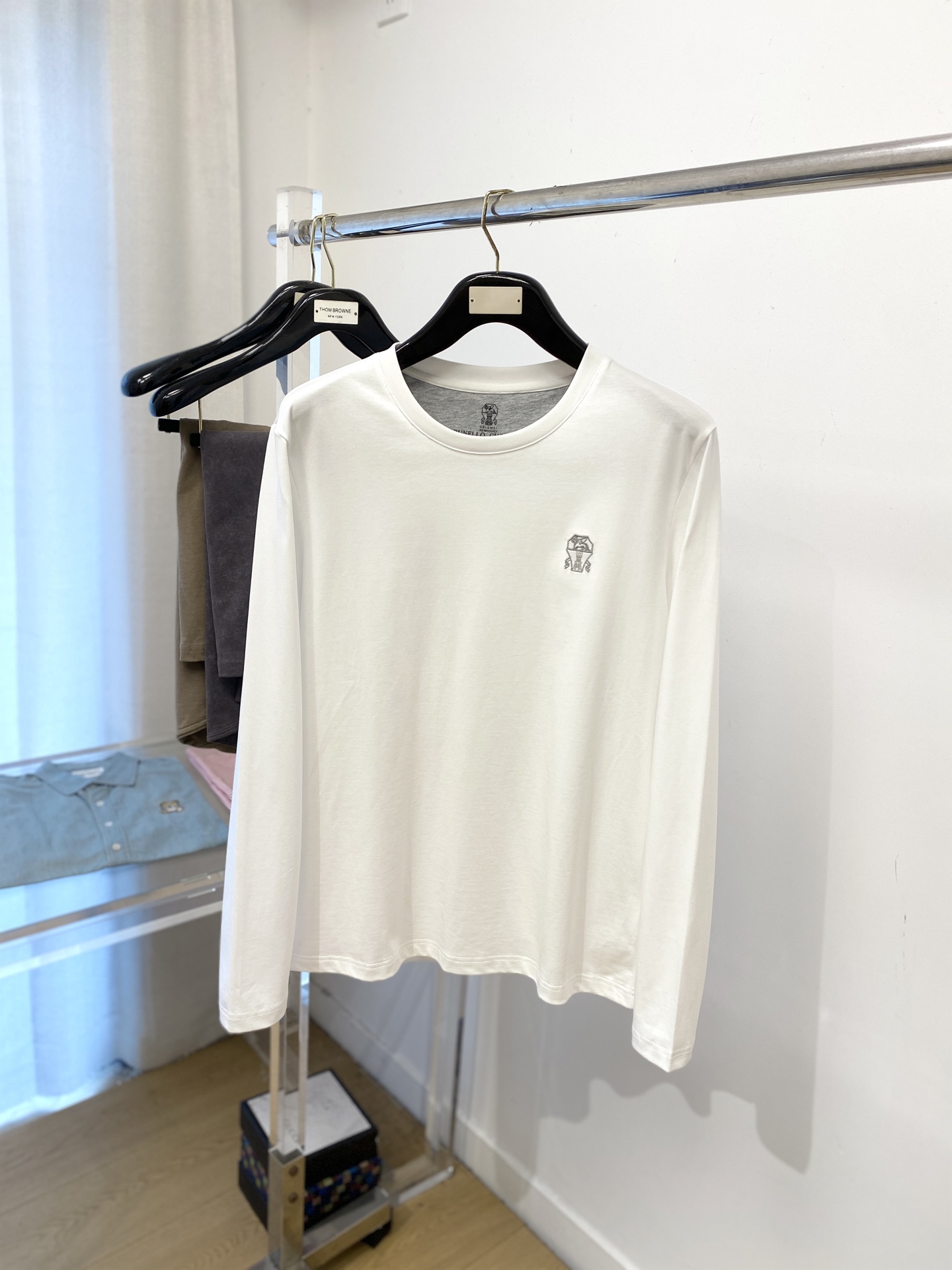 Brunello Cucinelli、2025最新款长袖，帅气时尚，胸前精致刺绣图案logo，简约百搭款