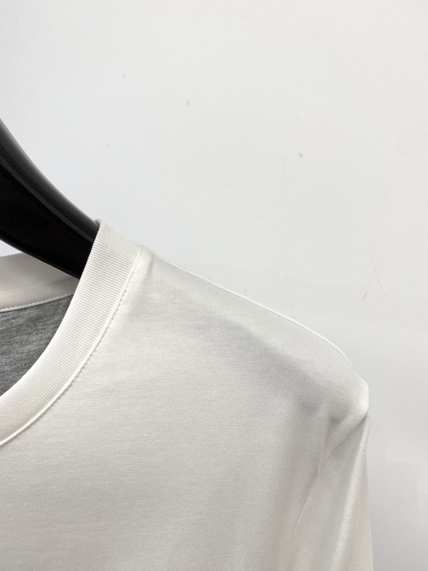 Brunello Cucinelli、2025最新款长袖，帅气时尚，胸前精致刺绣图案logo，简约百搭款