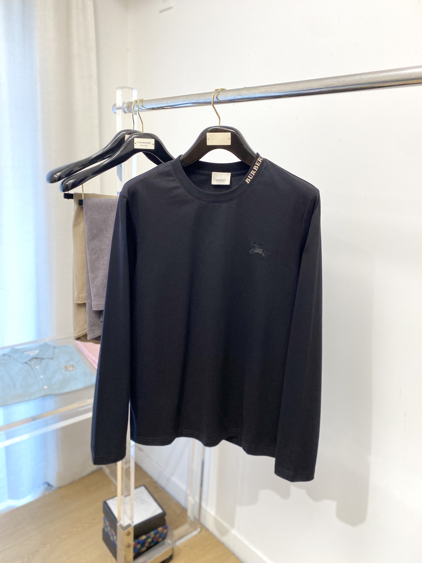 NO:531178,Burberry, the latest 2025 long-sleeved style, handsome and fashionable, exquisite embroidered pattern logo on the chest, simple and versatile style. The fabric cotton is not only crisp, maintains a fashionable silhouette, and is comfortable to wear, with more delicate yarn. The number of digits M-3XL, burberry, alexander wang19860909巴宝莉、2025最新款长袖,帅气时尚,胸前精致刺绣图案logo,简约百搭款.面料棉 不仅挺括,保持潮流的廓形,又穿着舒适,纱织更细腻,码数M-3XL,,burberry,alexander wang,Men's clothing